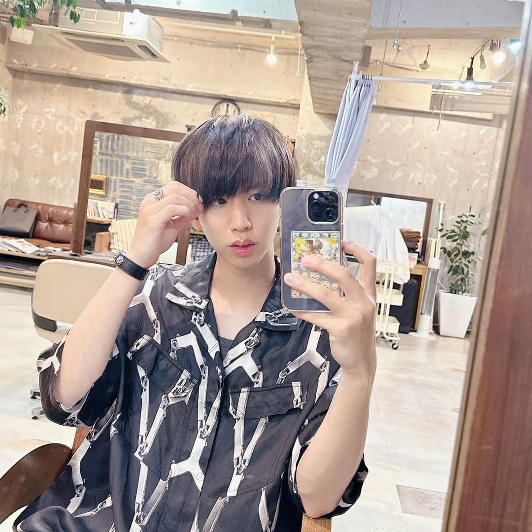 はじめしゃちょーのインスタグラム：「金髪だったけど1周回って髪の毛暗くした！ 竹内さんありがとうございました！！」