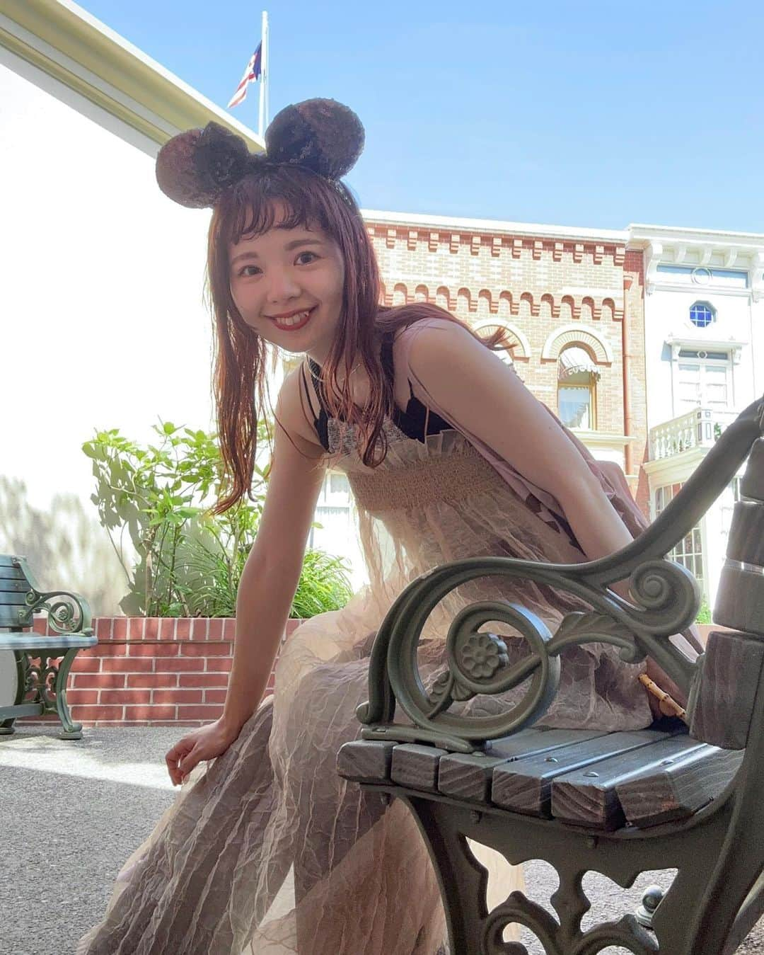 miho uesugiさんのインスタグラム写真 - (miho uesugiInstagram)「久方ぶりの東京ディズニーランド🐭🏰  過酷な暑さでしたが、大好きな友人たちと最高な時間を過ごせました♡ ミルクコーヒースムージー、美味しいですね🥹 パーク内はまぁまぁ混んでいました。 初めてミッキーの家に入って、ミッキーと会えたことが本日のハイライトでした！！（感動）  ㅤㅤㅤㅤㅤㅤㅤㅤㅤㅤㅤㅤ そしていつもパーク帰りにイクスピアリに寄ってくださる皆様、本当にありがとうございます🥹 有り難さが身に沁みました…！！！  ㅤㅤㅤㅤㅤㅤㅤㅤㅤㅤㅤㅤㅤ ㅤㅤㅤㅤㅤㅤㅤㅤㅤㅤㅤㅤㅤ  #ディズニーコーデ #ディズニーランド#東京ディズニーランド#ディズニー#ミニー#カチューシャ#舞浜#東京ディズニーリゾート#ディズニーリゾート#ワンピース#ワンピースコーデ#シアー#Kastane舞浜#Kastane#大人カジュアル#カジュアル#骨格ウェーブ#イエベ春#ロングヘア#オン眉#ぱっつん#低身長#低身長コーデ#今日のコーデ#コーディネート#休日#休日コーデ#カジュアルコーデ#disney#disneyland」7月7日 21時39分 - uepoooning