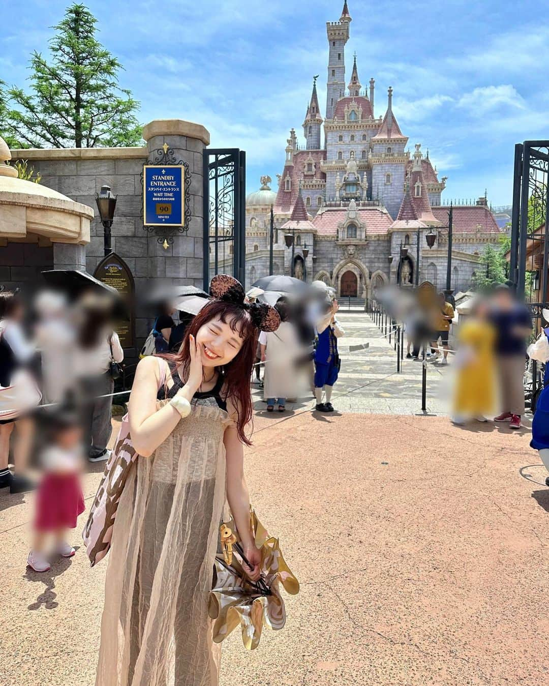 miho uesugiさんのインスタグラム写真 - (miho uesugiInstagram)「久方ぶりの東京ディズニーランド🐭🏰  過酷な暑さでしたが、大好きな友人たちと最高な時間を過ごせました♡ ミルクコーヒースムージー、美味しいですね🥹 パーク内はまぁまぁ混んでいました。 初めてミッキーの家に入って、ミッキーと会えたことが本日のハイライトでした！！（感動）  ㅤㅤㅤㅤㅤㅤㅤㅤㅤㅤㅤㅤ そしていつもパーク帰りにイクスピアリに寄ってくださる皆様、本当にありがとうございます🥹 有り難さが身に沁みました…！！！  ㅤㅤㅤㅤㅤㅤㅤㅤㅤㅤㅤㅤㅤ ㅤㅤㅤㅤㅤㅤㅤㅤㅤㅤㅤㅤㅤ  #ディズニーコーデ #ディズニーランド#東京ディズニーランド#ディズニー#ミニー#カチューシャ#舞浜#東京ディズニーリゾート#ディズニーリゾート#ワンピース#ワンピースコーデ#シアー#Kastane舞浜#Kastane#大人カジュアル#カジュアル#骨格ウェーブ#イエベ春#ロングヘア#オン眉#ぱっつん#低身長#低身長コーデ#今日のコーデ#コーディネート#休日#休日コーデ#カジュアルコーデ#disney#disneyland」7月7日 21時39分 - uepoooning