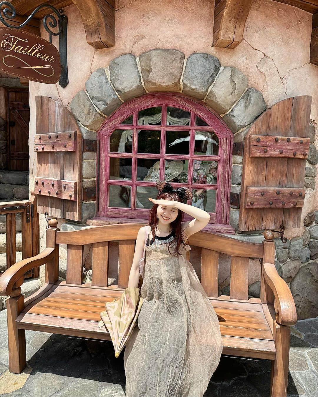 miho uesugiさんのインスタグラム写真 - (miho uesugiInstagram)「久方ぶりの東京ディズニーランド🐭🏰  過酷な暑さでしたが、大好きな友人たちと最高な時間を過ごせました♡ ミルクコーヒースムージー、美味しいですね🥹 パーク内はまぁまぁ混んでいました。 初めてミッキーの家に入って、ミッキーと会えたことが本日のハイライトでした！！（感動）  ㅤㅤㅤㅤㅤㅤㅤㅤㅤㅤㅤㅤ そしていつもパーク帰りにイクスピアリに寄ってくださる皆様、本当にありがとうございます🥹 有り難さが身に沁みました…！！！  ㅤㅤㅤㅤㅤㅤㅤㅤㅤㅤㅤㅤㅤ ㅤㅤㅤㅤㅤㅤㅤㅤㅤㅤㅤㅤㅤ  #ディズニーコーデ #ディズニーランド#東京ディズニーランド#ディズニー#ミニー#カチューシャ#舞浜#東京ディズニーリゾート#ディズニーリゾート#ワンピース#ワンピースコーデ#シアー#Kastane舞浜#Kastane#大人カジュアル#カジュアル#骨格ウェーブ#イエベ春#ロングヘア#オン眉#ぱっつん#低身長#低身長コーデ#今日のコーデ#コーディネート#休日#休日コーデ#カジュアルコーデ#disney#disneyland」7月7日 21時39分 - uepoooning