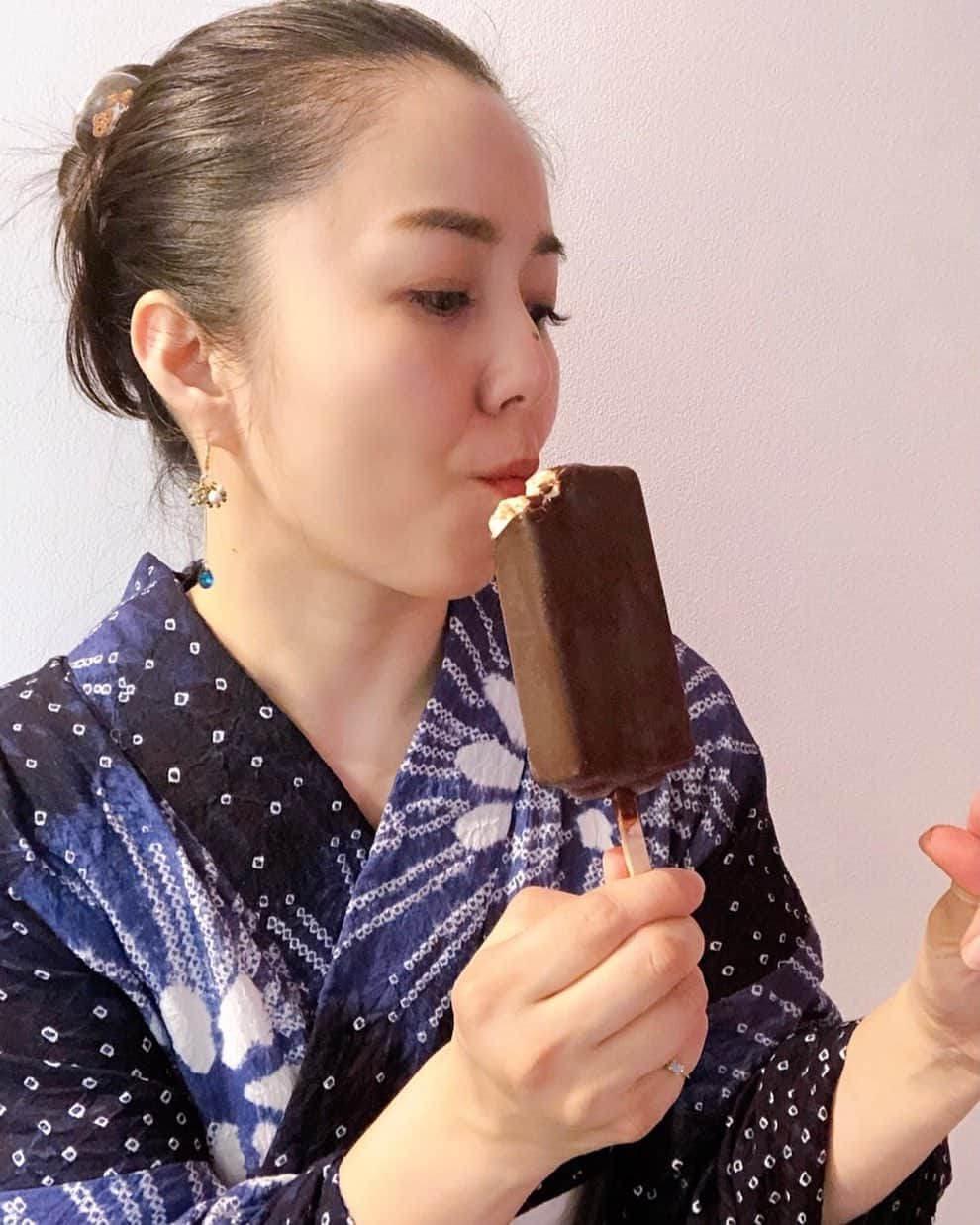 桂紗綾さんのインスタグラム写真 - (桂紗綾Instagram)「落語と  優しい人達と  チョコアイスがあれば  私はまた頑張れるんだ😘  #落語  #落語好き  #落語好きな人と繋がりたい  #浴衣  #浴衣ヘアアレンジ  #絞り浴衣  #チョコアイス」7月7日 21時31分 - saaya_katsura_abc