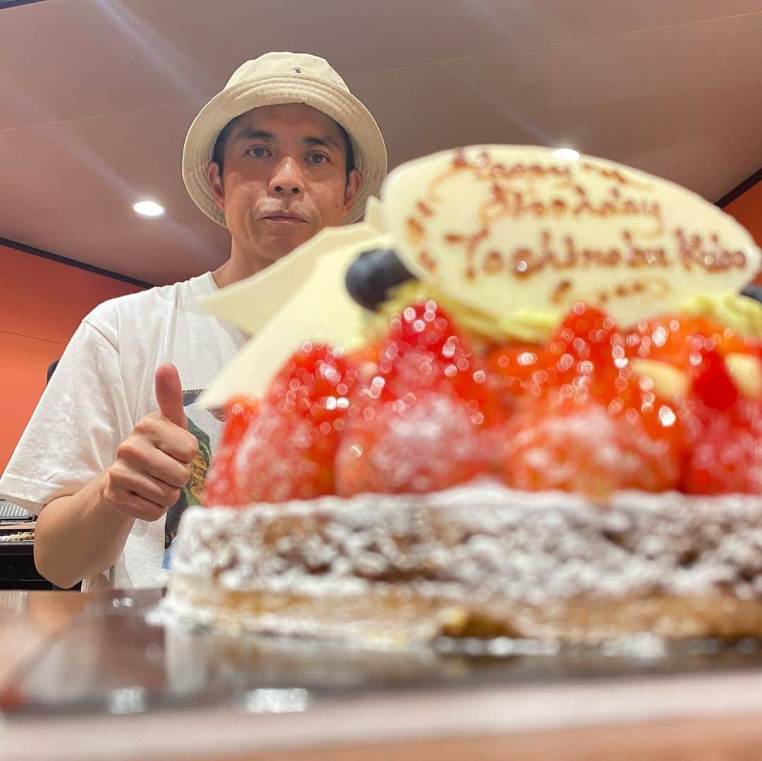 久保田利伸のインスタグラム：「仕事現場で早めにいただきました🎂🍓✨ ありがとうございます😌  #ケーキなめの #久保田利伸 #よく見てくださいTAがない😂」