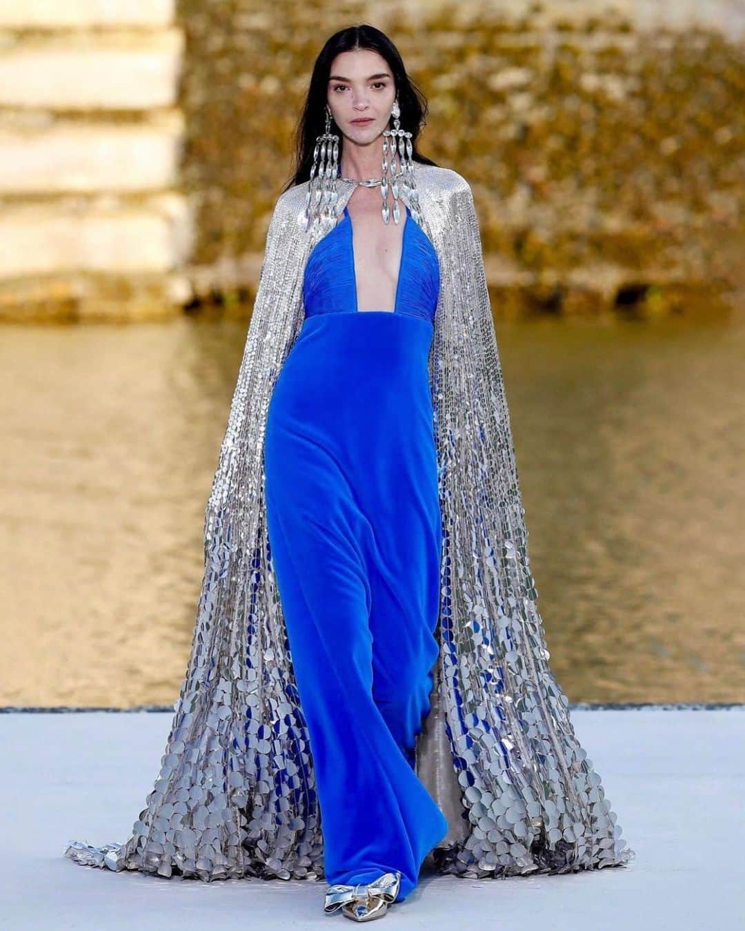 マリアカルラ・ボスコーノのインスタグラム：「@maisonvalentino Couture F/W 23  by @pppiccioli ☁️💙✨🫶🏻 Tanto Amore   #JoeMcKenna @guidopalau @patmcgrathreal @patrizia_pilotti」