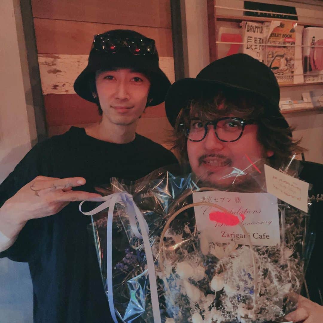 加藤 聖也のインスタグラム：「. 15th Anniversary 🎋🫧 Congratulation @tokyo_seven_ 😊👏🏻   大好きなつっちーさん 大好きな東京セブン  15周年おめでとうございますっ！ これからもよろしくお願い致します🤭  #三軒茶屋 #cafe #Bar #東京セブン #Anniversary #15th #七夕 #7月7日」