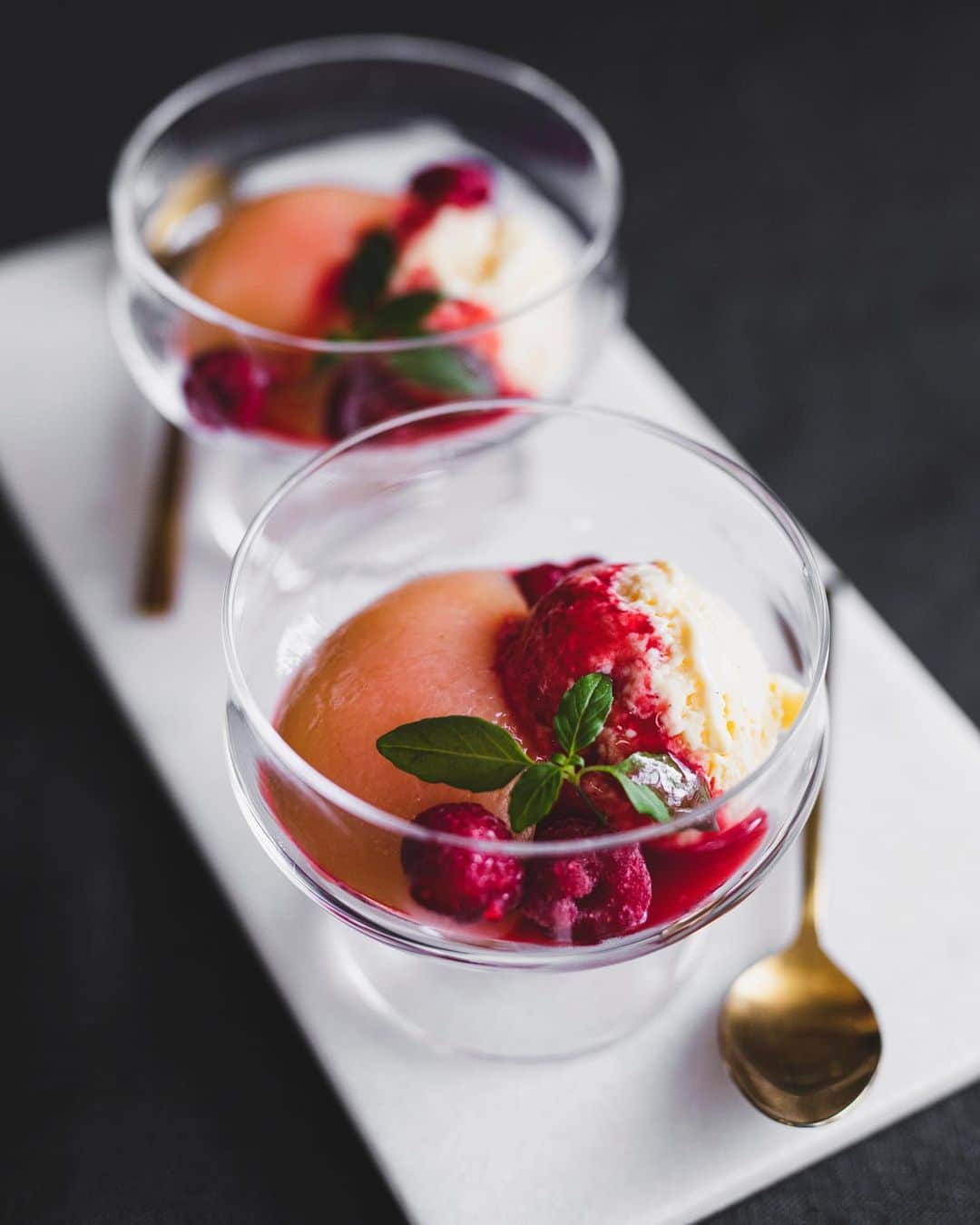 増田由希子のインスタグラム：「One of my favorite summer desserts 🍑#PeachMelba  #homemade #icecream #peach  ピーチ・メルバを作りました。  🍑ピーチ・メルバとは、アイスクリームにシロップ漬の桃を乗せ、フランボワーズソースをかけたもの。 1890年代にロンドンのサヴォイ・ホテル、カールトンホテルの料理長を歴任し、パリのオテル・リッツの料理長も勤めたオーギュスト・エスコフィエが、オペラ歌手ネリー・メルバのために考案したデザートです。 #手作りのお菓子」