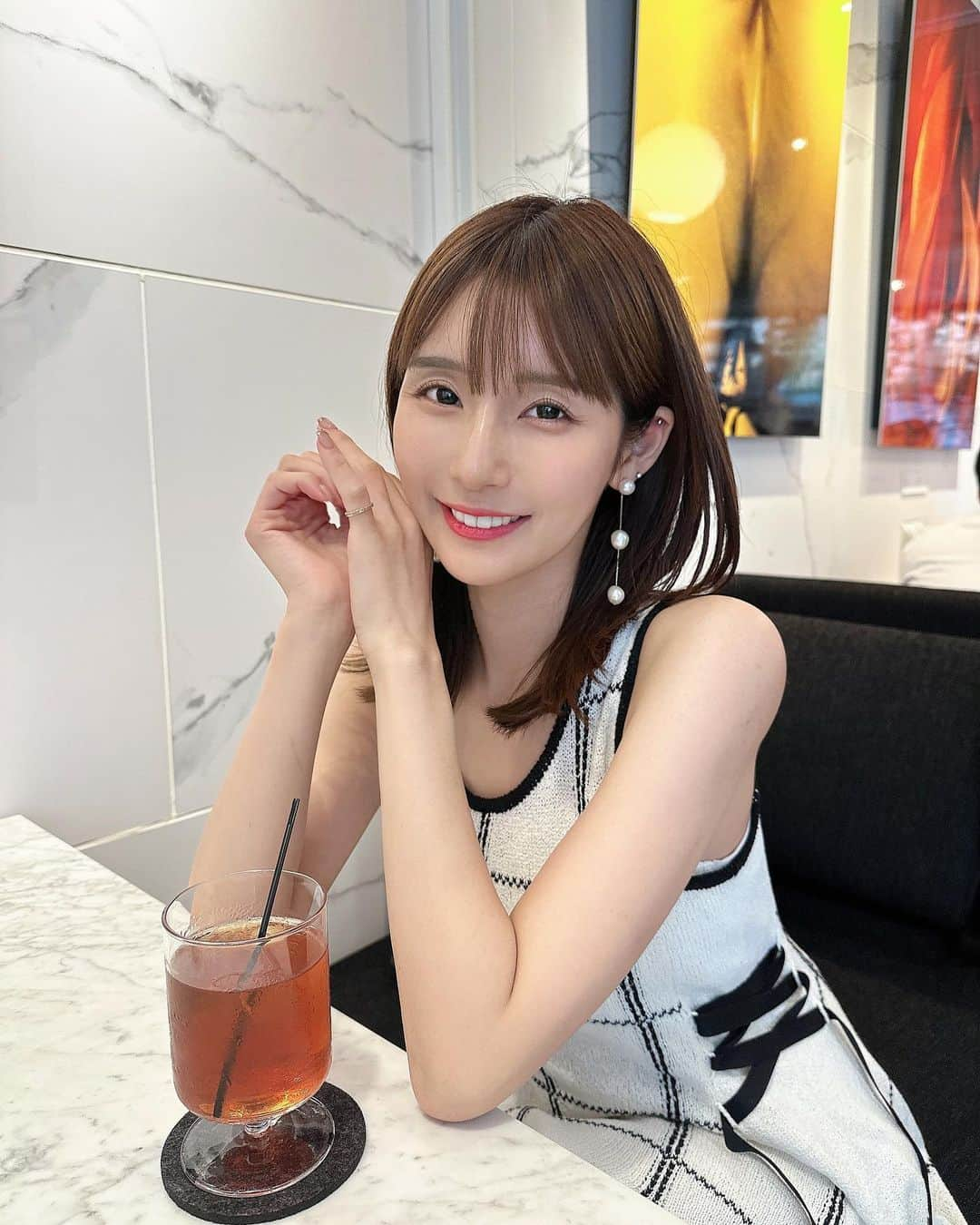 蒼川愛のインスタグラム：「新しくおろしたお洋服を着て、気になってたカフェに行けました🤍 笑顔の写真載せるの珍しいかも、、？？？🥳 . @purinnn101  いつも癒しをありがとう‪‪❤︎‬ 会うと元気になるパワースポット⛲️ . ストーリーズのコメントで質問多かったワンピースは @hdxuly です‪‪❤︎‬ 全身の写真は次の投稿に載せます👗 . ピアスはあゆ姉のブランド‪‪の😘  @necco_jewelry  このピアスがお気に入りすぎる…🫶🏻 . . . . #赤坂カフェ#東京カフェ #ワンピースコーデ #モノトーンコーデ #骨格ウェーブ #ブルベ冬 #夏コーデ」