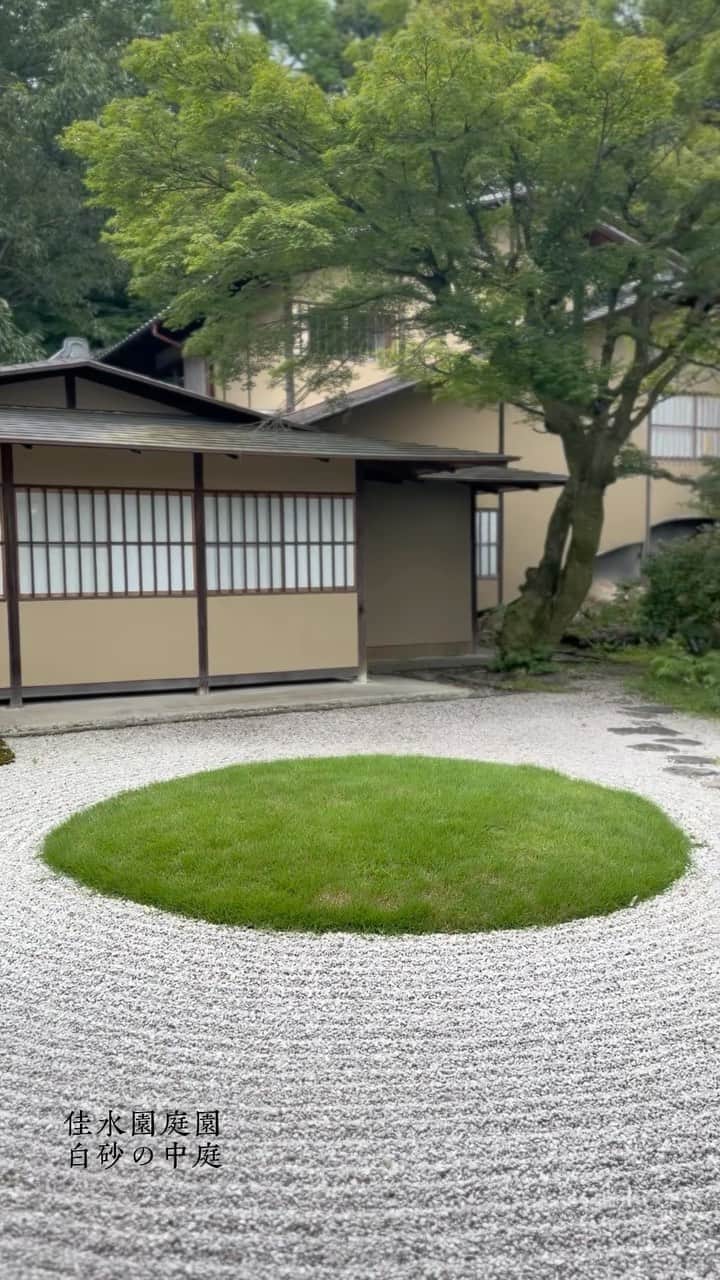 THE WESTIN KYOTO ウェスティン都ホテル京都のインスタグラム：「数奇屋風別館「佳水園」に足を踏み入れると、自然の岩盤を利用した「佳水園庭園」と瓢箪が印象的な「白砂の中庭」がお迎えし、広がる世界観は訪れる人の心を惹きつけます。  Upon entering the sukiya-style annex "Kasui-en", visitors are greeted by the "Kasui-en Garden" made of natural rock formations and the "White Sand Courtyard" with its impressive gourds, creating an expansive world view that attracts visitors' attention.  #佳水園　#佳水園庭園　#白砂の中庭　#村野藤吾 #小川治兵衛　#日本庭園　#京都 #そうだ京都行こう #京都旅行  #japanesegarden #kyoto #kasuien #kyototrip  #westinmiyakokyoto #ウェスティン都ホテル京都」