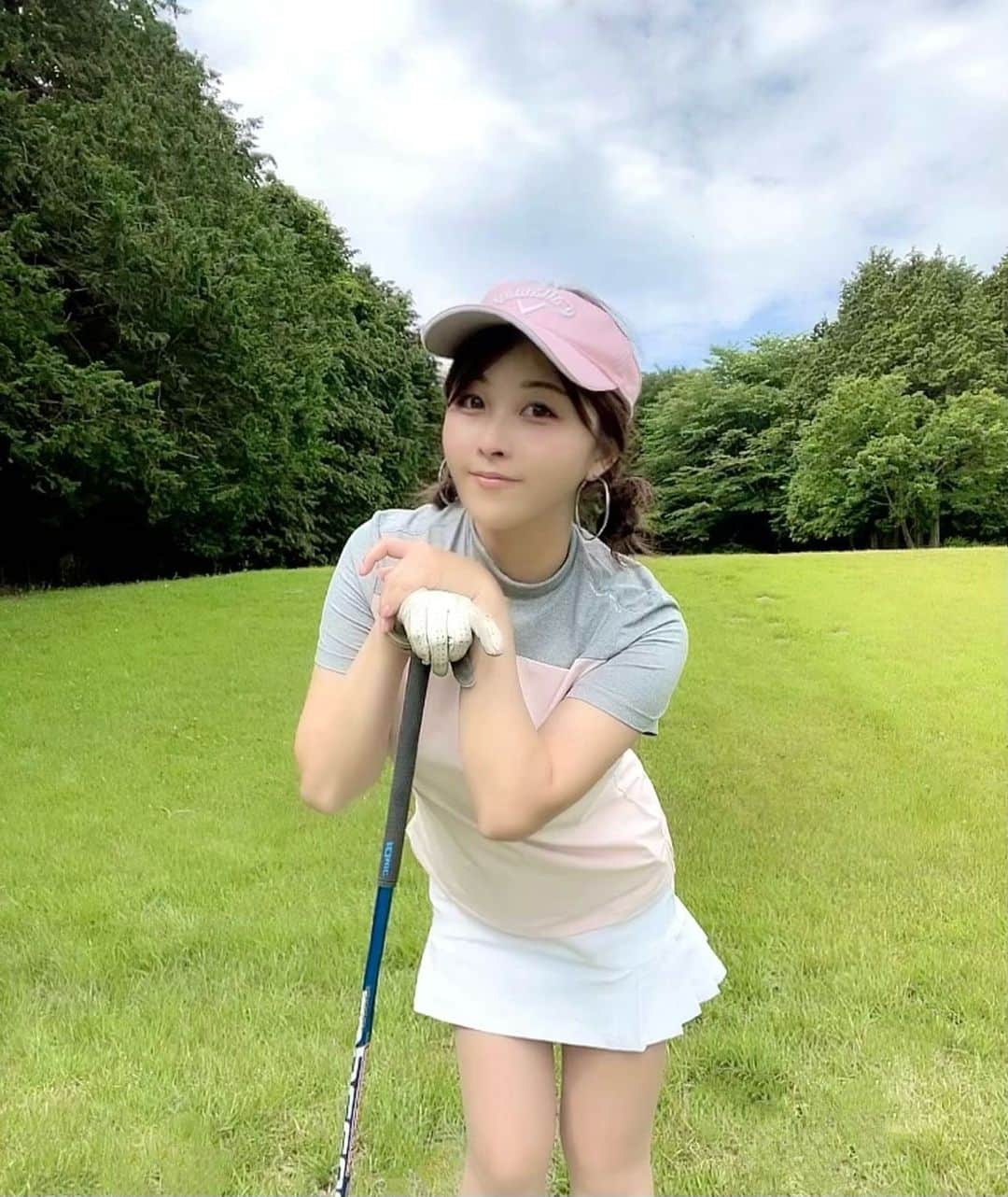 mikaのインスタグラム：「♥︎︎∗︎*  緑いっぱい🌲  気持ちいいよね✨ …暑いけどw  🎋七夕にお願いするなら 『も少しだけ涼しくなってほしい🥺』 です。  #七夕 #願い事 #golf #ゴルフ #ゴルフ女子  #ゴルフコーデ #ゴルフウエア」