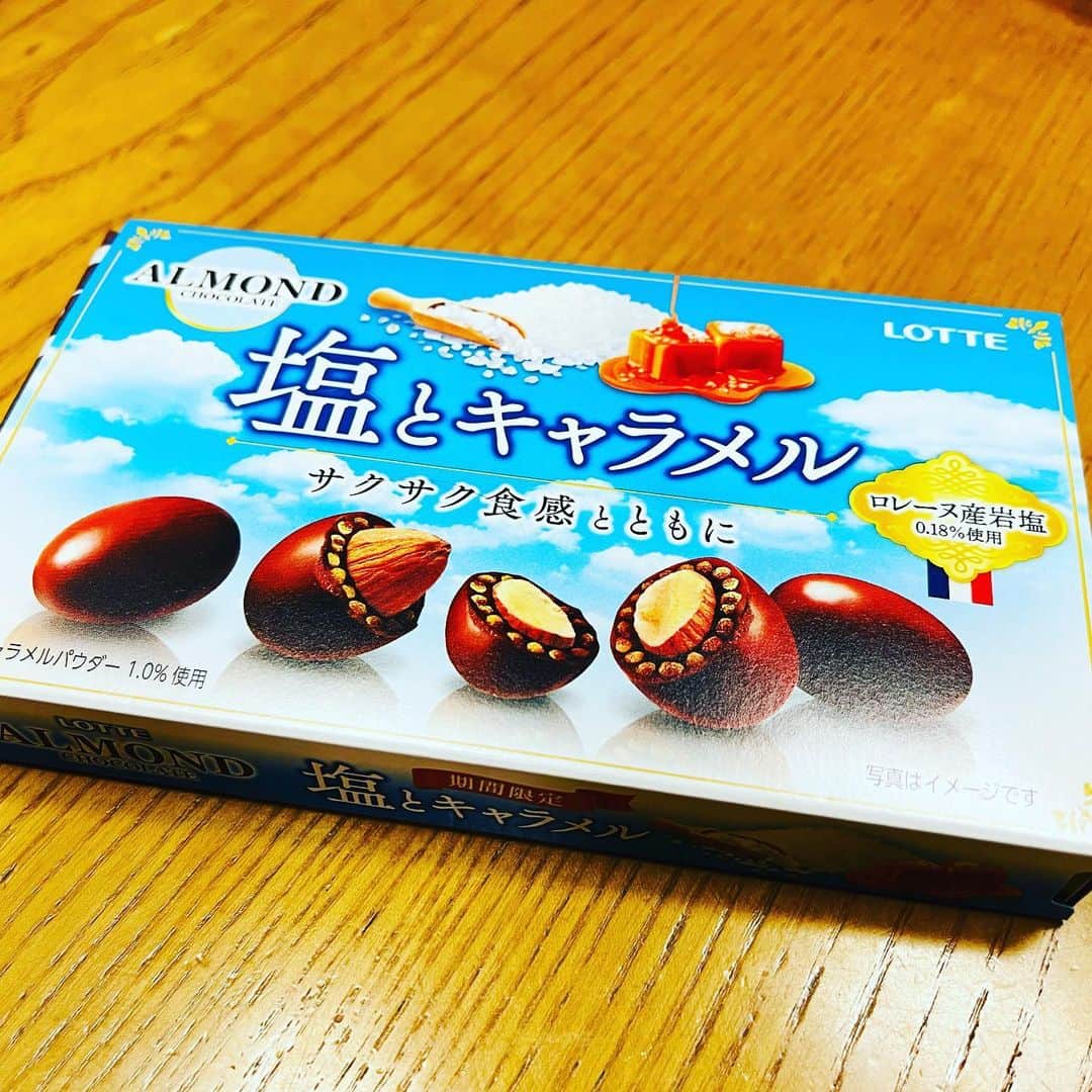 水谷さるころのインスタグラム：「チョコミントも好きだけど、塩キャラメルにも目がないんじゃ〜😍　そして、チョコミントに興味ない息子もこっちは好みで気がついたらほとんど無くなってた…。虫歯になるから甘いもの食べないと言ってたのに…華麗なる手のひら返しをキメてましたね…。」