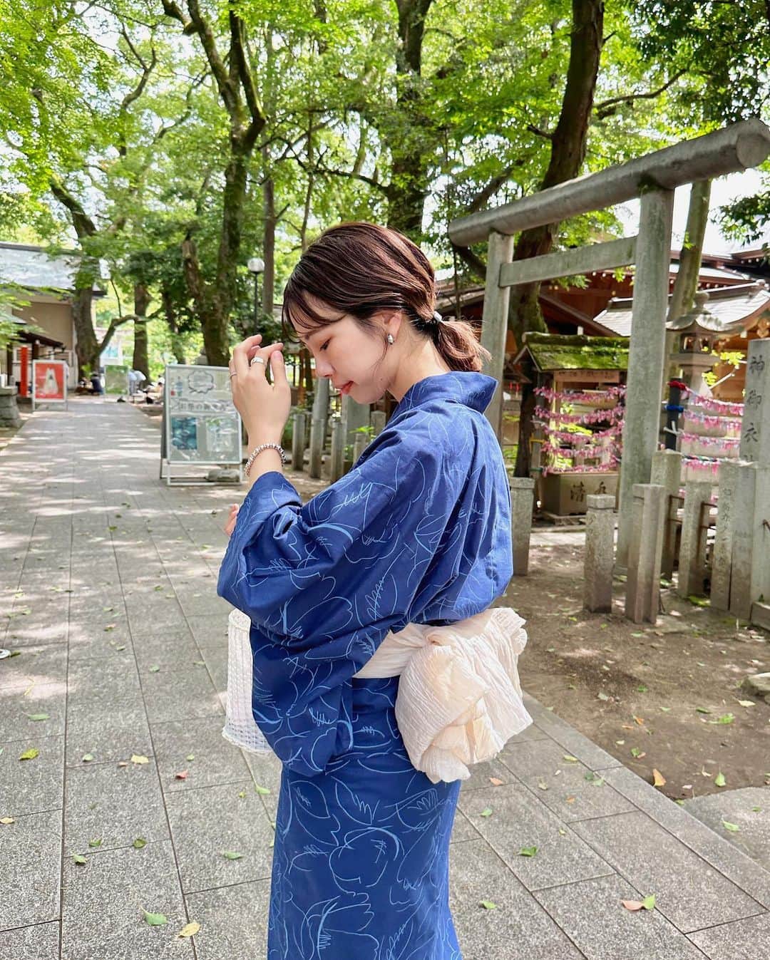 katomari. カトマリのインスタグラム：「この夏は、2〜3年我慢していた 花火大会やお祭りに絶対に行きたい🏮  そして、そのお供はKastaneの浴衣で、、👘♡ ネイビーの花柄着てみたけど これ意外とめっちゃ好きだった、、❤️‍🔥  なんだろう、花柄だけど大人っぽくて 幼くならないのが良い💠 30代の皆様にもめちゃくちゃおすすめな浴衣です🥹✨  こなっちゃん着てる幾何学柄も 甘め苦手なカジュアルさんや 大人の皆様におすすめです〜🫶🏻  歳を重ねても、母になっても 浴衣は着たいですよね〜日本人だもの🇯🇵  オンラインは発売中、 お店は7/22(土)から発売です🤍  #Kastane #Kastane_yukata  #浴衣 #浴衣女子 #浴衣ヘアアレンジ  #浴衣コーデ #お祭りコーデ #花火デート  #花火大会デート #浴衣帯結び  #高身長コーデ #高身長女子 #骨格ナチュラル  #カスタネ #30代コーデ #アラサーコーデ」