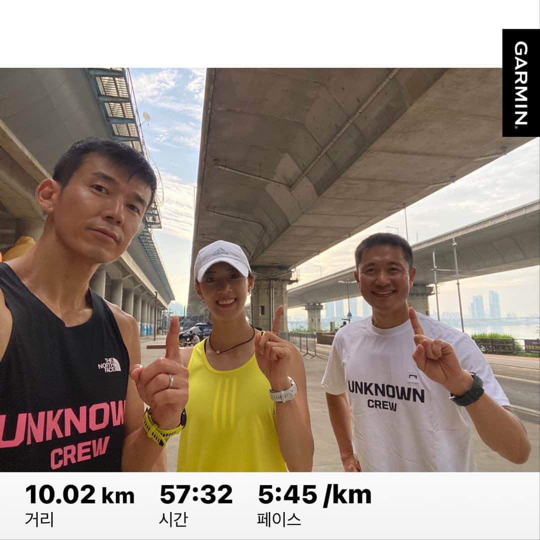 ジヌションさんのインスタグラム写真 - (ジヌションInstagram)「🏃‍♂️새벽러닝 훈련4일차 오늘은 휴식하는 날인데 역시 나는 휴식이 가장 어렵다 새벽에 나가서 6분 페이스로 가볍게 뛰려고 햤는데 그 마저도 어협다 심박수 137 유지하며 5:45 페이스로 이야기 나누며 가볍게 #오런완 함께 뛰어준 우리 크루 @fromtheline12 #이영표 @yeounjin2664 #이연진 더 없이 즐거웠던 러닝  우리는 선한 마음을 가지고 건강한 삶을 위해 런한다 #UNKNOWNCREW #언노운크루」7月7日 21時44分 - jinusean3000