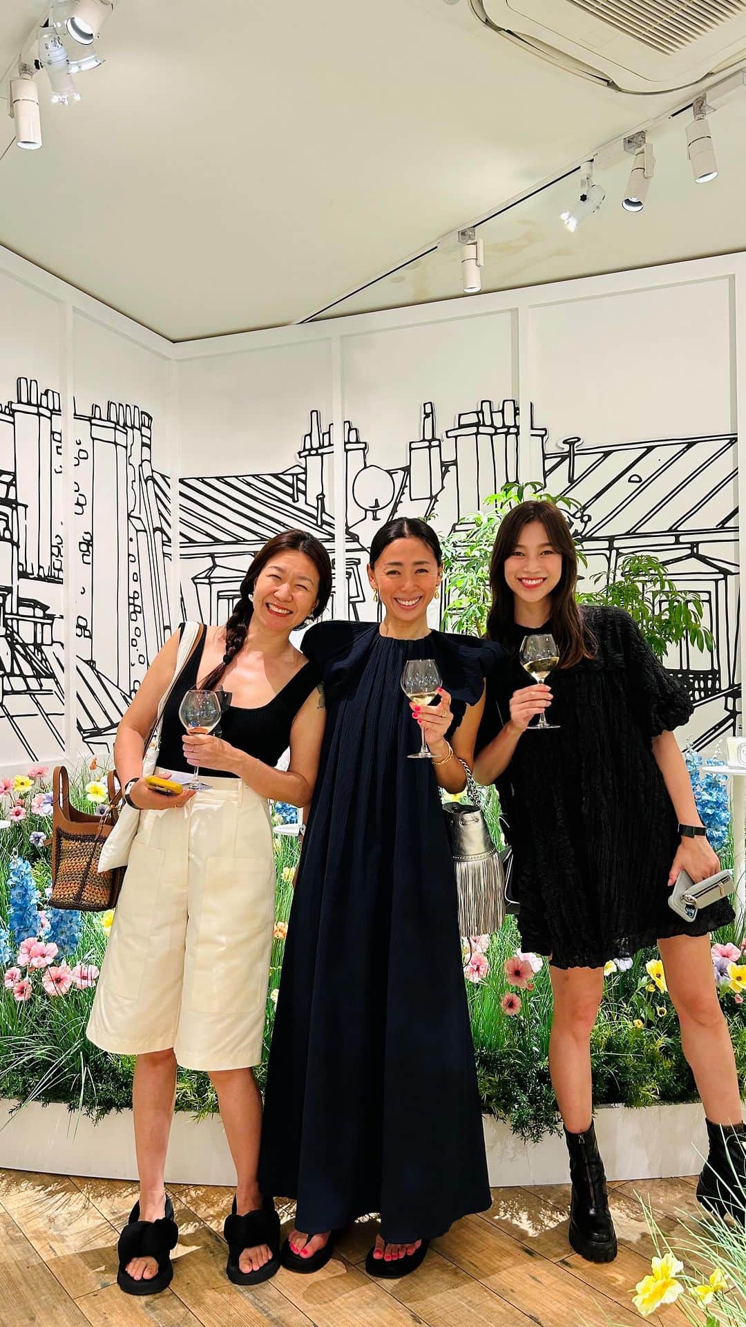 のインスタグラム：「@diptyque un air de paris🤍  大好きなdiptiqueのpop upが原宿に出現🙌 早速見てきました〜♪  普段日本では買えないParisの香りのキャンドルも買えるそう🤩👂 Paris🕯️めっちゃいい香りなんだよ〜😍  @yuri_konno_official & @enaphoto にも久々の再会🙌  素敵な方に沢山会えて楽しい夜でした！  #diptyqueunairdeparis  #diptyque」