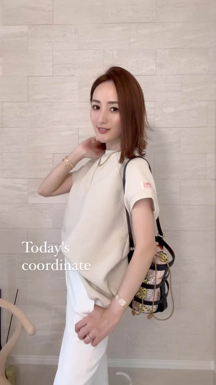 星玲奈のインスタグラム：「Tシャツなのにきちんと見えして、シワにもなりにくく 扱いやすいやや厚手のTシャツは @classicalelf_official ×JaVaのもの❤️（ベージュMサイズ） キレイめテーパードパンツと カジュアルな薄色デニムで着回してみた😌 表面の凹凸のある斜めストライプ柄が好み😍 厚手だけど、シルエットがゆったりめなので この時期でも暑くなく、透け感がないのがありがたい❤️  ・ #クラシカルエルフ #classicalelf #エルフコーデ #タイアップ #java #ジャバ #uniqlo #gu #zara #ユニクロ #ジーユー #ザラ #zozo #zozotown #zozo購入品 #zozotown購入品 #プルオーバー #フレンチスリーブ #ラグラン#大人コーデ #大人カジュアル #プチプラ #プチプラコーデ #着回しコーデ」