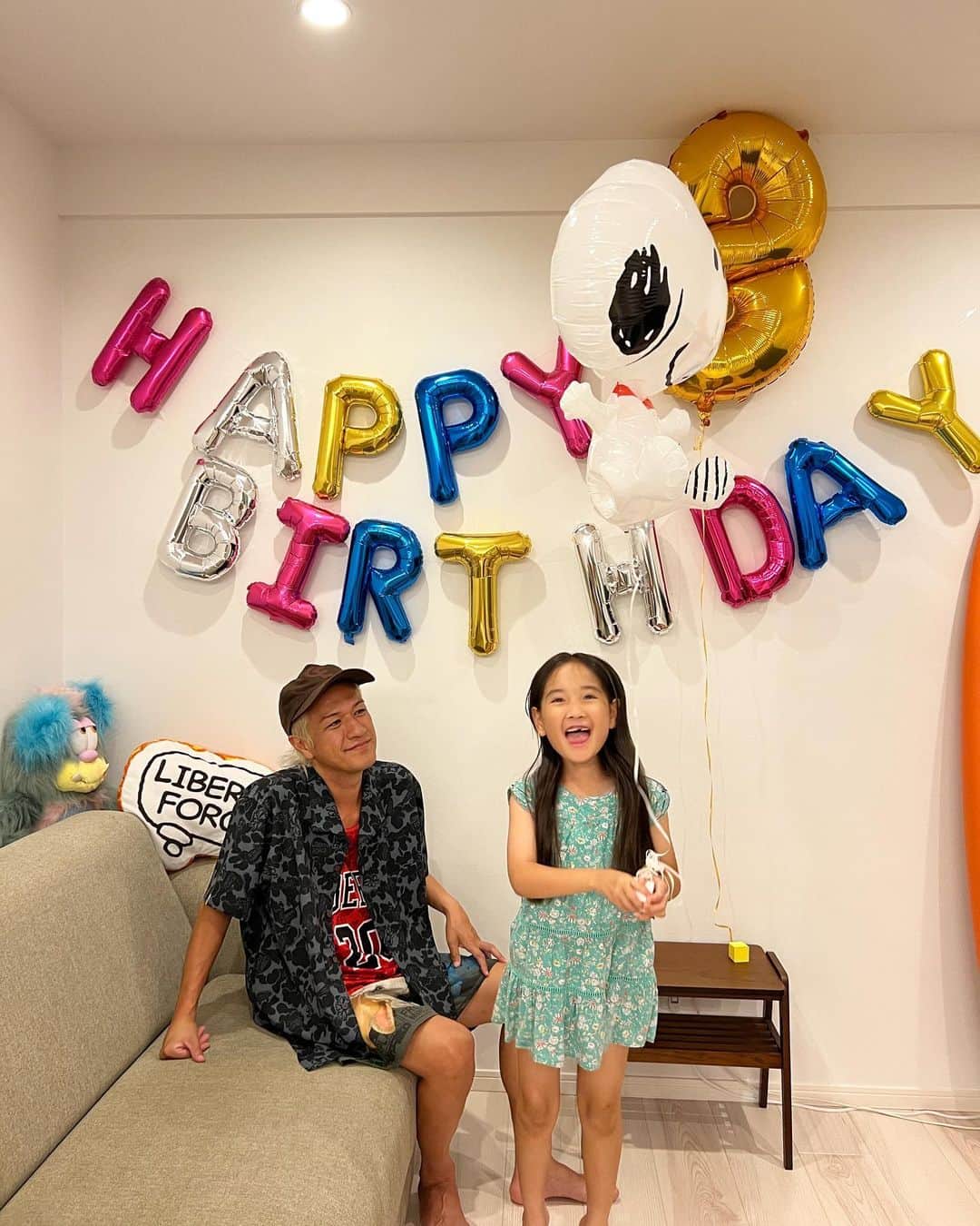 照屋 健太郎さんのインスタグラム写真 - (照屋 健太郎Instagram)「🎋Happy Birthday🎂 今日は娘8歳の誕生日でした❤️  7月7日、七夕は僕たち家族にとって特別な日⭐️  娘の誕生日🎂 妻の父親の誕生日🎂 僕と妻の結婚記念日💍 僕の両親の結婚記念日💍  妻がいて、娘がいて。 家族は人生を一緒に冒険していくチームだな〜っていつも感じています。  七夕に生まれた日夕佳は 名前に『夕』の文字を入れました🎋  日夕佳おめでとう！ いつもありがとう〜！  #happybirthday 🎂」7月7日 21時51分 - libertyforce_teruya