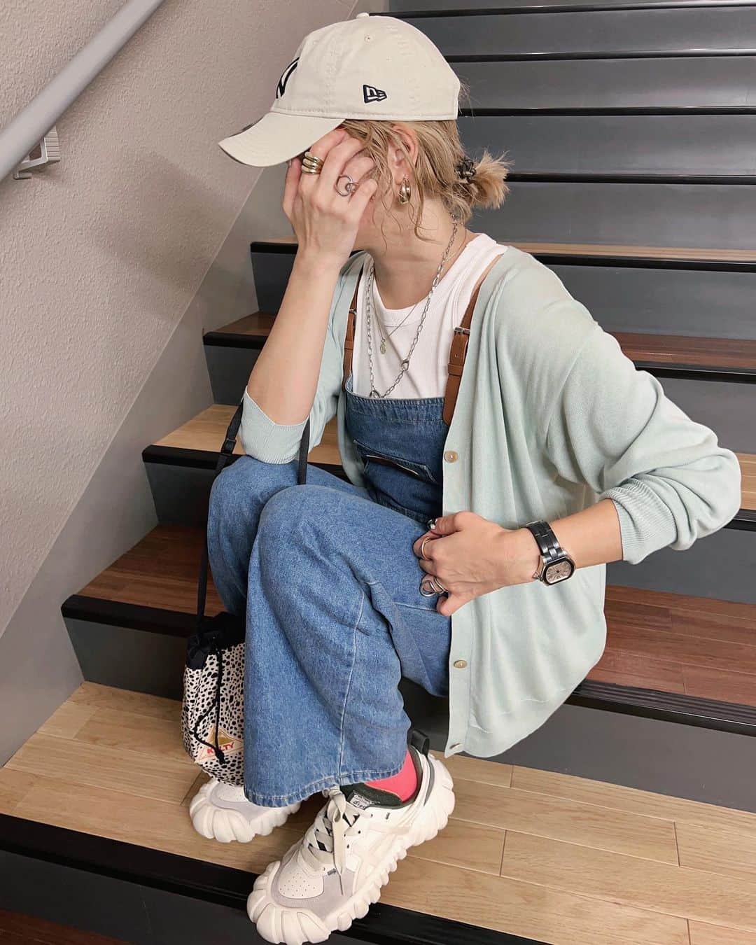 natsupoo0315のインスタグラム：「夏の冷房対策に💁‍♀️肌に触れると ひんやり冷たい接触冷感糸を使用した ニットカーディガン！ 短すぎず長すぎない着丈なので パンツやスカート 何にでも合わせやすいよ♡  @sonnylabel   #sonnylabel  #サニーレーベル  #pr   やっぱり#dentigrels かわいい😍👟  セレクトのピンクソックス あわせたよ🧦 #devicebag   accessory #clear283   #onitsukatiger#オニツカタイガー#カーディガン#ニットカーディガン#newera#キャップ#デニムサロペット#大人カジュアル#カジュアル#高身長#高身長コーデ#メンズライク#骨格ナチュラル#カジュアルコーデ」