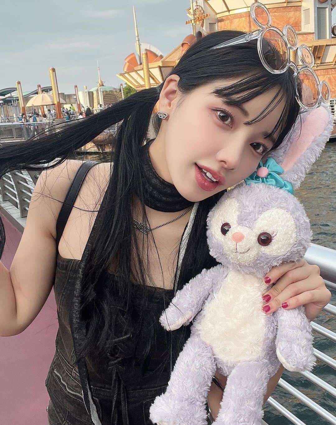 えみ姉のインスタグラム：「ㅤ 1000投稿目やったけん なんとなく何載せるか迷っててひさしぶり^_^♡♡笑 ㅤ いつもインスタまで飛んでみてくれて 本当ありがとうな🥹♡♡ コメントとかdm全部まじで嬉しいよ！ ㅤ ㅤ 大好きな友達とディズニーいったの🤝 ㅤ 最近日焼けしまくりやどうしようか〜。🙄笑 ㅤ  #ディズニーシー #ディズニーコーデ」