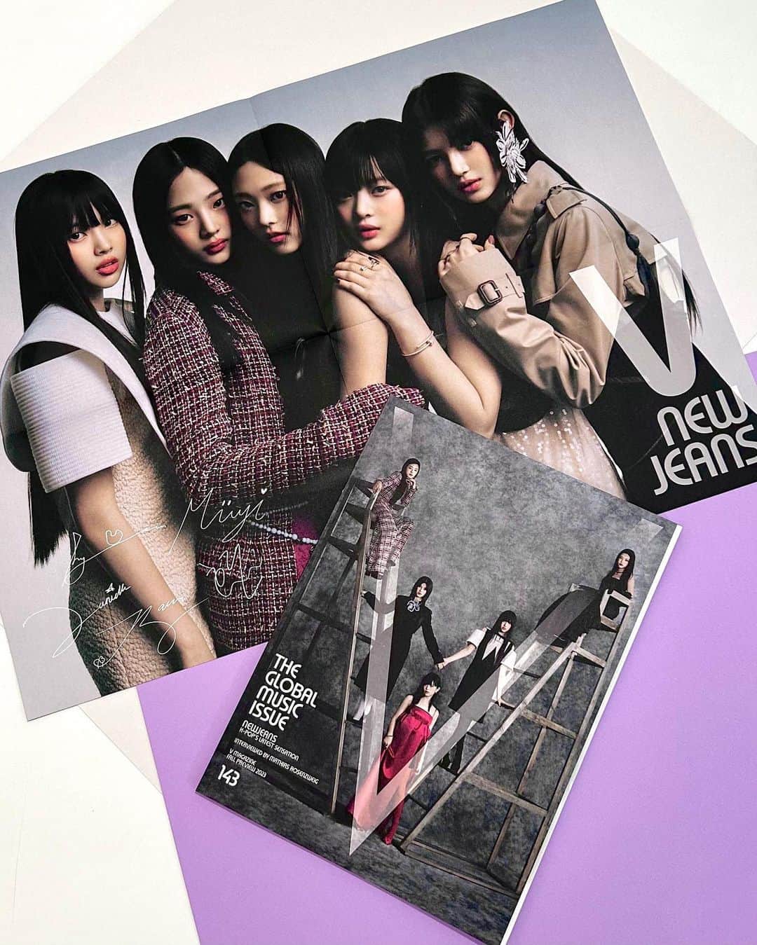 V Magazineさんのインスタグラム写真 - (V MagazineInstagram)「#ICYMI | @NewJeans_Official has just dropped two new tracks from their forthcoming EP!   To celebrate, V are taking a look at our special edition of V143 (our new fall preview issue starting the K-pop teen sensations) where the issue comes with a group cover that you only get on shop.vmagazine.com + includes a double-sided poster which features the signatures of members #Minji, #Hanni, #Danielle, #Haerin, and #Hyein! — Be sure to head to shop.vmagazine.com now to secure your copy before it sells out. (link in bio)」7月7日 21時54分 - vmagazine