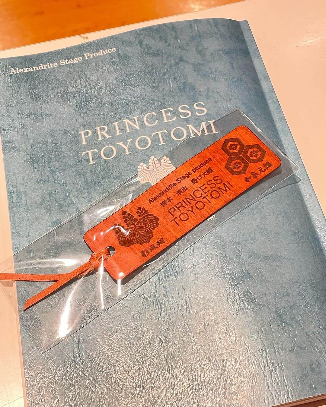 綾月せりのインスタグラム：「. 『PRINCESS TOYOTOMI』 本日より始動いたしました✨  浅井長政の娘、茶々・初・江の三姉妹の物語 男たちが戦場で生きた戦乱の世、女たちは何とどう戦ったのか、、、  私の演じる濃姫もまた、女としての戦いをしていた一人です  強く、逞しく、靱やかにをモットーに私なりの濃姫を創っていきたいと思います  チケットただ今先行発売中です🎫  既に完売のお席が結構出ているとこのこと、、、 先行発売で完売した席種は一般発売分でもお取次ぎができませんので、ご観劇予定の方はお早めにご予約ください⚠️ (Instagramのプロフィールページにあるリンク、もしくは私の公式LINEからご予約いただけます！)  #PRINCESSTOYOTOMI #プリトヨ #プリステ #アレステ #和泉元彌 さん #彩凪翔 ちゃん 写真の一枚目は元彌さんが作ってくださった今作オリジナルのしおり✨ 二枚目は今回同じ役を演じる #山崎麗央奈 ちゃん 三枚目は長政の妻で三姉妹の母、後に #柴田勝家 の妻となる #お市 役のみっしょん( #美翔かずき ちゃん) 四枚目は今作で #二胡 と歌を担当してくださる #中川えりか さん 素晴らしいキャストの皆々様に、踊りあり、殺陣あり、二胡の生演奏あり、そしてお衣装は松竹さん、、、というとてつもなく豪華な舞台でございます✨ 大好きな和物のお芝居♡♡ 一人でも多くの方に観ていただけますように🎋  .」