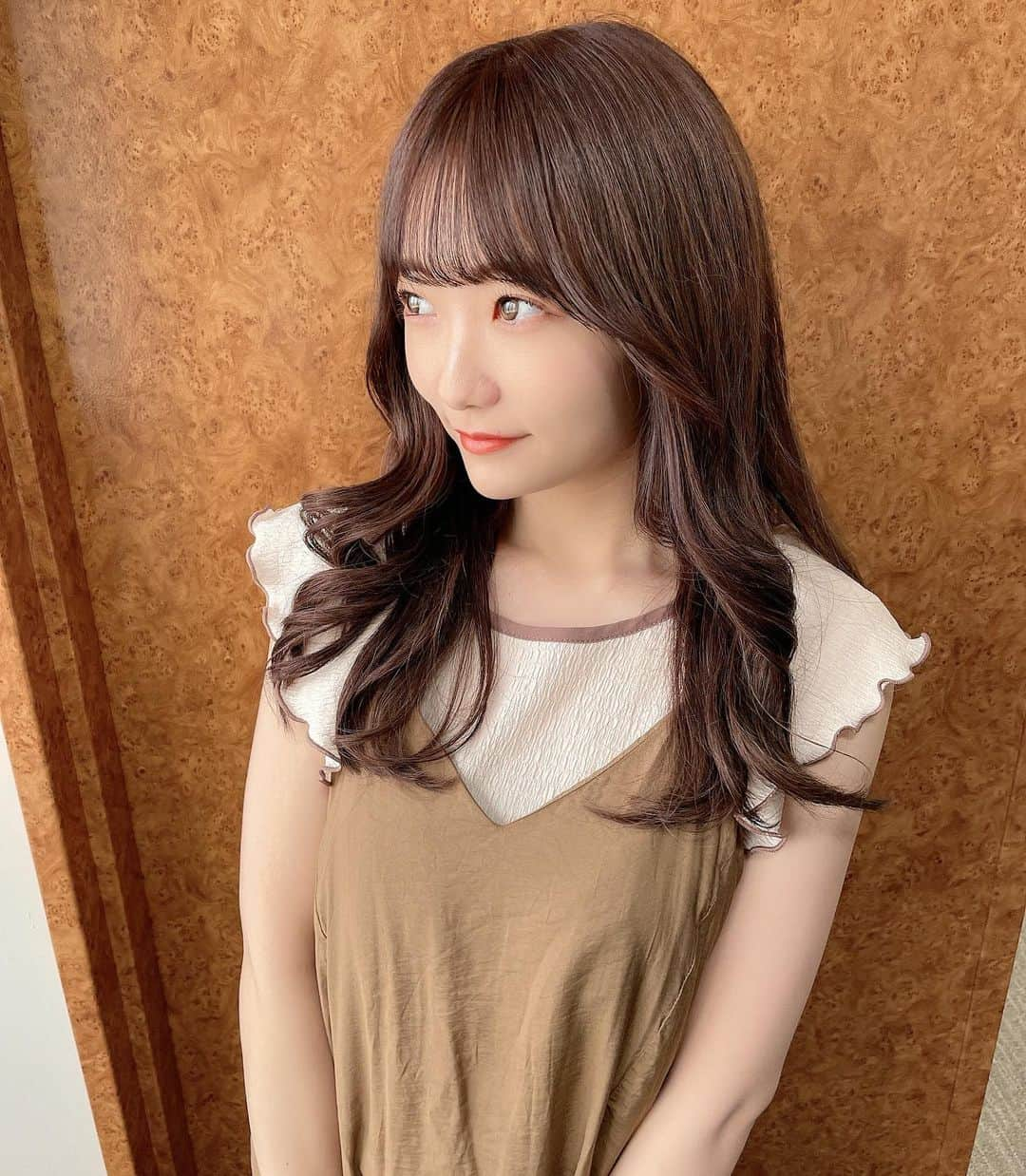 夏川愛実さんのインスタグラム写真 - (夏川愛実Instagram)「⁡ ⁡ 暗髪になりました〜👌 美容師さんに巻いてもらった髪の毛めちゃお気に入り🥺💞 ⁡ ⁡ #newヘアー#ニューヘアー#美容院#暗髪#暗髪カラー #ダークブラウン#ヘアカラー #ロングヘア#エクステ#ヘアカラー#寒色カラー #ヘアアレンジ#夏コーデ#淡色女子#淡色コーデ #148cm#f4f#いいね返し#l4l#フォロバ ⁡ ⁡ ⁡ ⁡」7月7日 22時06分 - ami_natsukawa