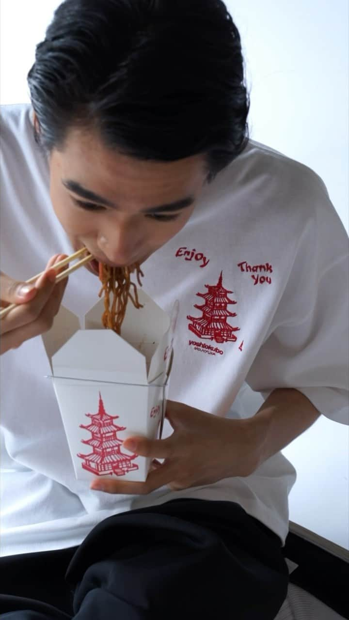 ヨシオクボのインスタグラム：「ニューヨークに住んでいた頃、ほぼ毎日アパートの近所にあるChinese food take out でこの入れ物に入った料理をたべていた とても懐かしい思い出だ」