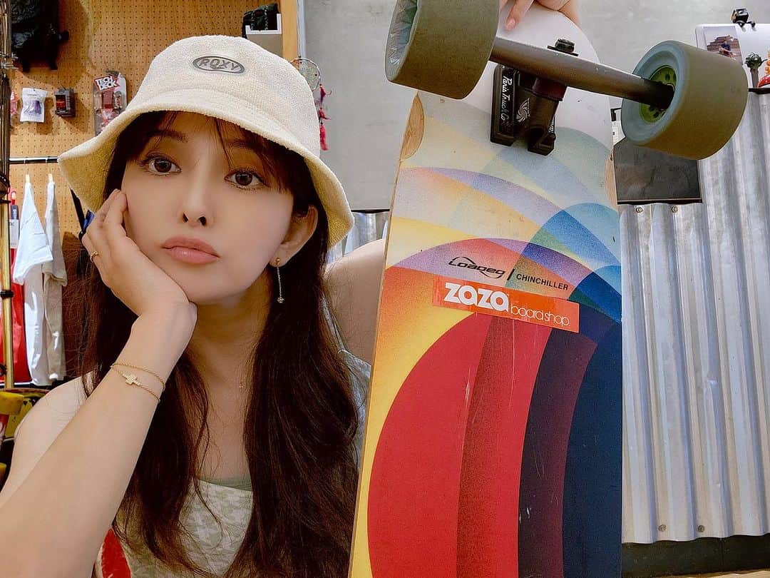 のインスタグラム：「開始學玩PUMP TRACK 新的挑戰 很難   需要對自己要有信心 相信自己 克服恐懼  真的太好玩了 今天比較短的長板  專業教練的陪練 很重要🤙🏻🤙🏻🤙🏻  skateboard shop @zazaboardshop  dress @roxy_taiwan  hat @roxy_taiwan」