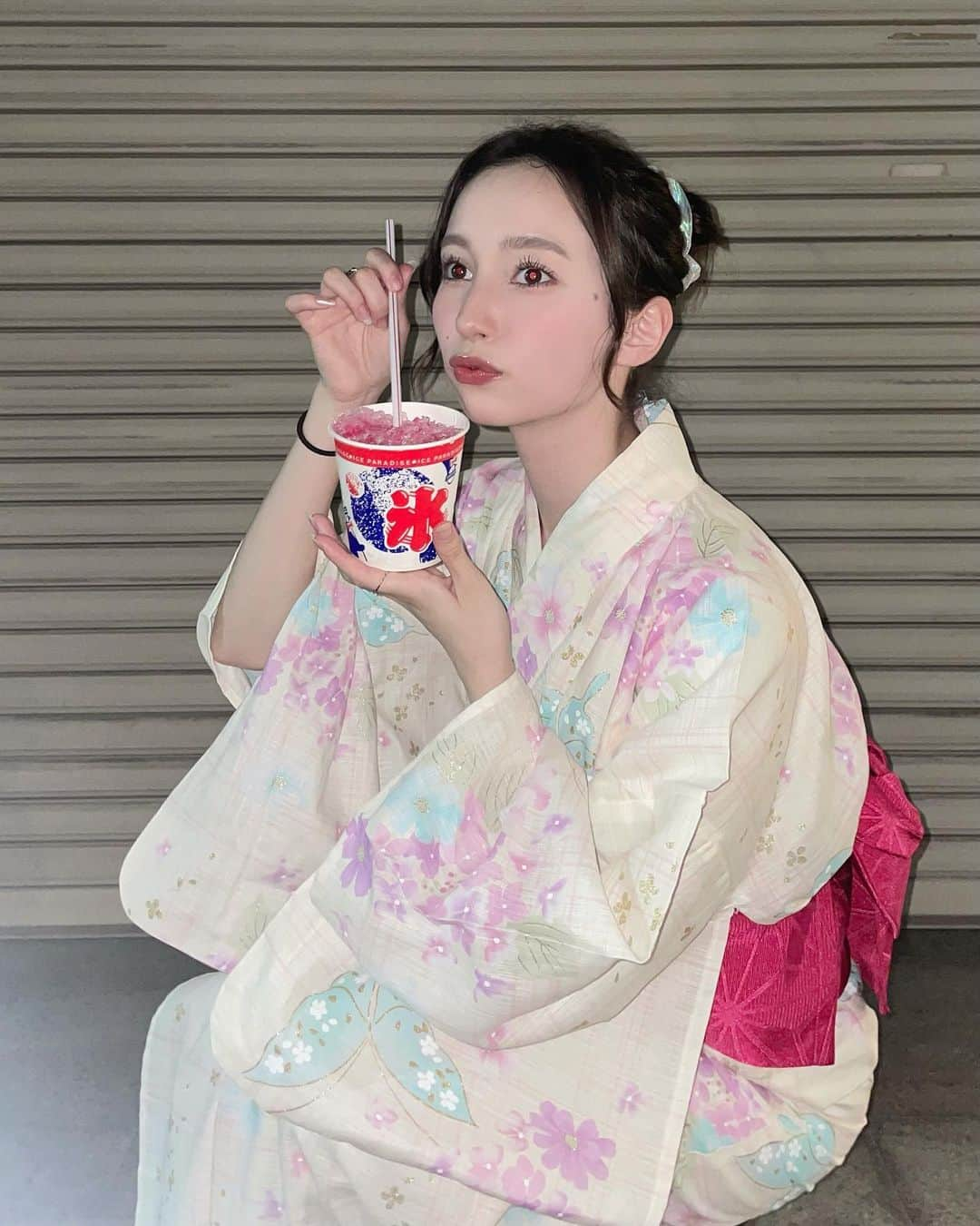 神谷侑理愛さんのインスタグラム写真 - (神谷侑理愛Instagram)「今日七夕だね〜っ🎋 ⁡ 行きに新品の下駄割れて買い直しました> < ⁡ だし！ホントにお祭り来てる恋人さん達が羨ましかった、、。 ⁡ 親友と同じ学年のカップルみつけるぞー！って張り切ってたけど1組しか見つからなかったし😹❣️ ⁡ みんなは好きな子とかと過ごしてるの？🤦🏻‍♀️ 惚気きかせて…💞 ⁡ ⁡ #七夕 #七夕祭り #浴衣 #着物 #下駄 #浴衣ヘア #ヘアアレンジ #お団子ヘア #かき氷 #ラムネ #10円パン」7月7日 22時00分 - yuria_kamiya