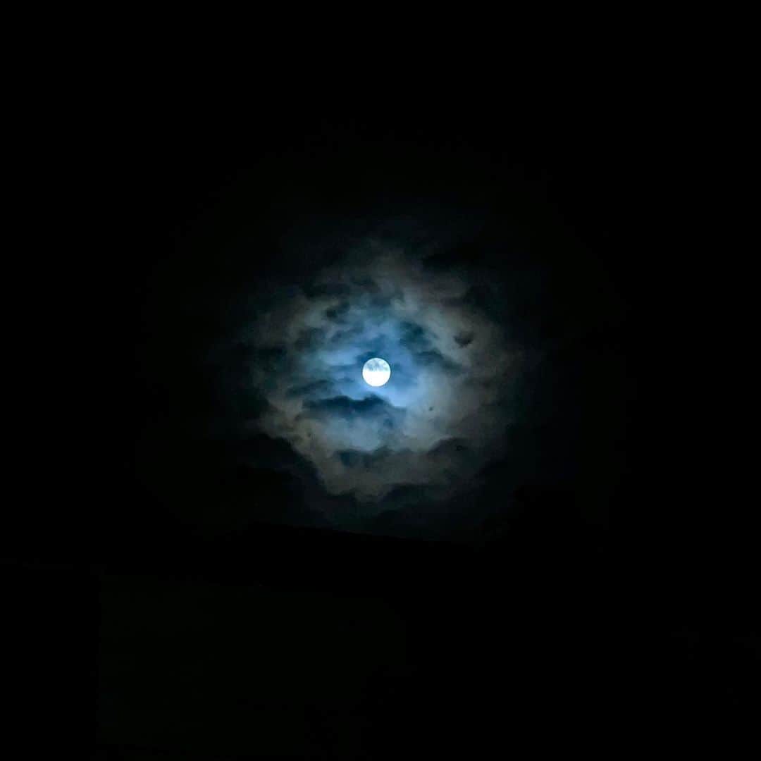 のインスタグラム：「🌙⭐️  昔から月や星モチーフのもの好き  #beyooooonds #前田こころ」