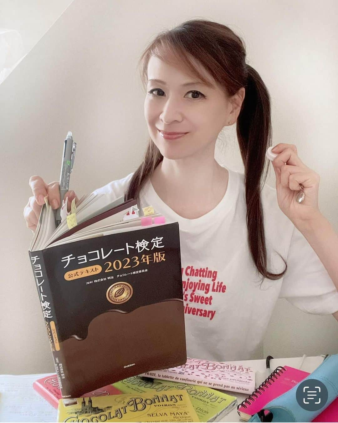 里井真由美さんのインスタグラム写真 - (里井真由美Instagram)「🍫チョコレート検定2023🍫  7/7は #ワールドチョコレートデー  世界的にチョコを楽しむ日でございます〜  そしてー❤️ チョコレートお好きな皆さまー❤️ 全国で一次試験のお申し込みが、受付中でございます〜　  @meiji_kanto   ワタシの投稿見て、お申し込みしてくださった方がいらっしゃるの！きゃー🍫ありがとうございます。嬉しい♥️  チョコレート仲間さんが増えるの嬉しいです。皆で合格して色々ご一緒できるといいなぁ💮  そして　既にお申し込みされている方、 お勉強はかどってますか〜💪  早い方で、今月から一次試験を受ける方もいらっしゃるのですよね🍫🇯🇵 ファイトでございます〜  🔻チョコレート検定2023🔻  https://www.kentei-uketsuke.com/chocolate/  。。。  今日のページは 「ビーン トゥバーBean to Bar」❤️  ↓  チョコレートの作り手さんが、ご自身でカカオ豆(Bean)から板チョコレート(Bar)まで一貫して手掛けるスタイルの事。  ☞太字になってるとこは、色つけてマーキングしてまーす。  Bean to Barは、ここ数年でとても増えたスタイル。教科書にも日本でのビーントゥバーのショコラトリーが掲載されていて、数多いです🍫  。。。  先日、インタビューさせていただいた チョコレート検定上級資格をお持ちの 坂本さんも「Bean to Bar」へのこだわりが素晴らしかったなぁ。楽しかった！😆  🔻　記事はこちら　🔻  https://www.meiji.co.jp/hello-chocolate/basic/35.html  今日は教科書にも出てきている 「BONNAT ボナ」シングルオリジンにとことんこだわるブランドで大大好きなチョコレートを食べながら〜  @chocolatbonnat   パリが本店、2014年に130周年を迎えた、1884年創業の老舗ショコラトリーです。  。。。  今日のTシャツは テレビ東京「なないろ日和」で お世話になっている香坂みゆきさんオリジナル〜　❤️  @miyuky__way   みゆきさんも確か チョコレートお好きだった気がしたのですが、、違ったかな？🤣❤️w  。。。  チョコレートお好きな皆さま チョコレート検定でお繋がりも よろしくお願いいたしまする〜🍫💮  。。。  素敵な1日をお過ごしくださいね🤍  。。。  #チョコレート検定#明治チョコレート#chocolate #チョコレート#meiji#チョコレートは明治#choco#ショコラ#beantobar #ボナ#bonat #里井真由美#フードジャーナリスト里井真由美 #ワールドチョコレートデー #pr#chocolateday #chocolateday🍫」7月7日 22時01分 - mayumi.satoi