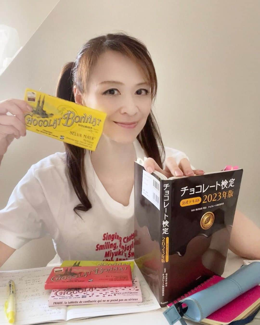 里井真由美さんのインスタグラム写真 - (里井真由美Instagram)「🍫チョコレート検定2023🍫  7/7は #ワールドチョコレートデー  世界的にチョコを楽しむ日でございます〜  そしてー❤️ チョコレートお好きな皆さまー❤️ 全国で一次試験のお申し込みが、受付中でございます〜　  @meiji_kanto   ワタシの投稿見て、お申し込みしてくださった方がいらっしゃるの！きゃー🍫ありがとうございます。嬉しい♥️  チョコレート仲間さんが増えるの嬉しいです。皆で合格して色々ご一緒できるといいなぁ💮  そして　既にお申し込みされている方、 お勉強はかどってますか〜💪  早い方で、今月から一次試験を受ける方もいらっしゃるのですよね🍫🇯🇵 ファイトでございます〜  🔻チョコレート検定2023🔻  https://www.kentei-uketsuke.com/chocolate/  。。。  今日のページは 「ビーン トゥバーBean to Bar」❤️  ↓  チョコレートの作り手さんが、ご自身でカカオ豆(Bean)から板チョコレート(Bar)まで一貫して手掛けるスタイルの事。  ☞太字になってるとこは、色つけてマーキングしてまーす。  Bean to Barは、ここ数年でとても増えたスタイル。教科書にも日本でのビーントゥバーのショコラトリーが掲載されていて、数多いです🍫  。。。  先日、インタビューさせていただいた チョコレート検定上級資格をお持ちの 坂本さんも「Bean to Bar」へのこだわりが素晴らしかったなぁ。楽しかった！😆  🔻　記事はこちら　🔻  https://www.meiji.co.jp/hello-chocolate/basic/35.html  今日は教科書にも出てきている 「BONNAT ボナ」シングルオリジンにとことんこだわるブランドで大大好きなチョコレートを食べながら〜  @chocolatbonnat   パリが本店、2014年に130周年を迎えた、1884年創業の老舗ショコラトリーです。  。。。  今日のTシャツは テレビ東京「なないろ日和」で お世話になっている香坂みゆきさんオリジナル〜　❤️  @miyuky__way   みゆきさんも確か チョコレートお好きだった気がしたのですが、、違ったかな？🤣❤️w  。。。  チョコレートお好きな皆さま チョコレート検定でお繋がりも よろしくお願いいたしまする〜🍫💮  。。。  素敵な1日をお過ごしくださいね🤍  。。。  #チョコレート検定#明治チョコレート#chocolate #チョコレート#meiji#チョコレートは明治#choco#ショコラ#beantobar #ボナ#bonat #里井真由美#フードジャーナリスト里井真由美 #ワールドチョコレートデー #pr#chocolateday #chocolateday🍫」7月7日 22時01分 - mayumi.satoi