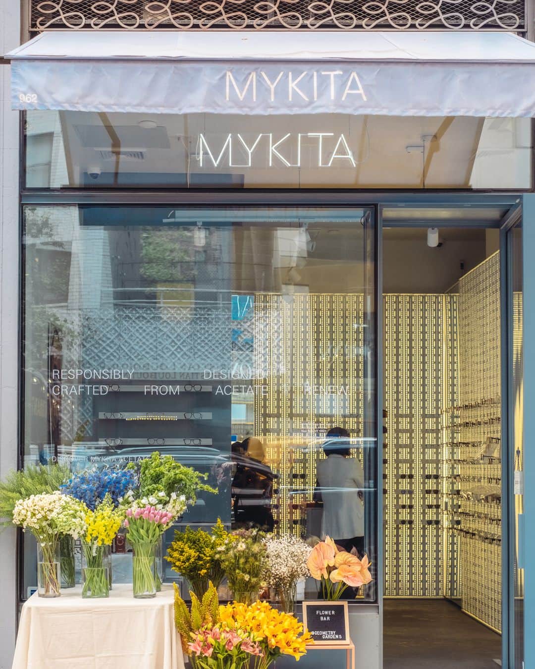 MYKITAのインスタグラム：「Floral greetings from NYC – pretty scenes from our Midsummer event at the MYKITA Shop UES with flowers, natural wine and our latest eyewear styles...  Thank you for joining us on this gorgeous afternoon – welcome back soon!  Photos by Brian Pollock」