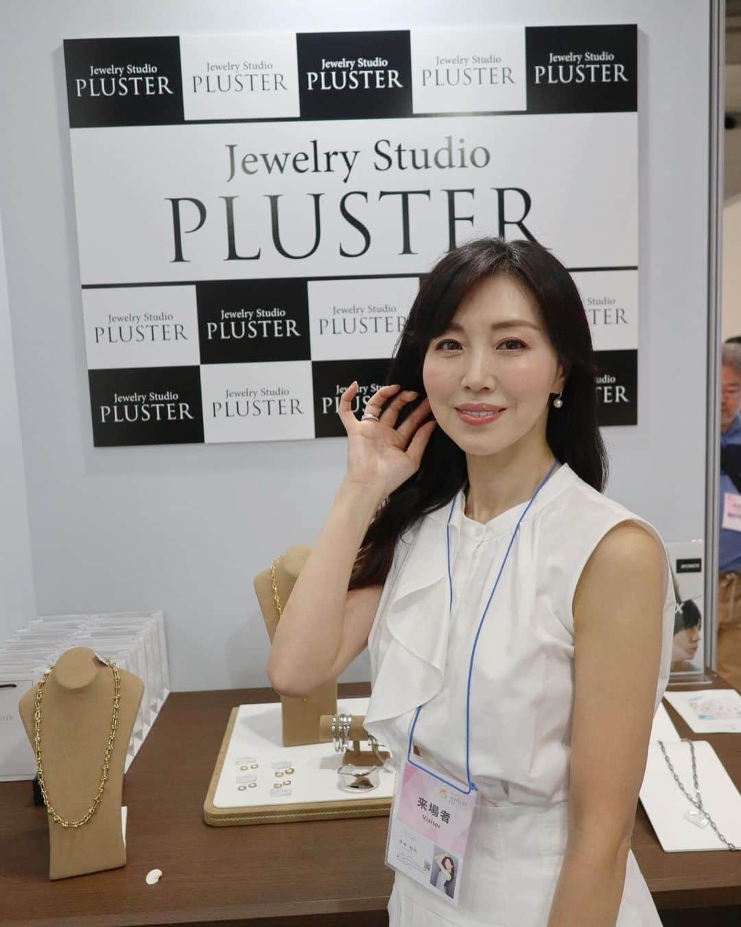 ImotoEtsuyo さんのインスタグラム写真 - (ImotoEtsuyo Instagram)「#こんばんは   東京ビックサイトで開催中 東京ジュエリーフェスへ。  ＜TOKYO JEWELRY FES '23 Summer＞ @tokyo_jewelry_fes  ・  ・  愛用している　@pluster.jp の ジュエリーが出展しているので 伺いました。 ・ @pluster.jp のブースには たくさんの方が来場していて ダイヤモンドの様な輝きの モアサナイトのジュエリーが 大人気でした💎 ・ ・  7月9日まで開催しています。 @pluster.jp のジュエリーを 手に取って見るチャンスです。✨✨  高見えする#プラスタージュエリー   今日ブースで見ていたら どれも欲しくなりました🤍 ・ ・ 今日は美しい方々とご一緒しました！ その写真はまた投稿しますね🤍 ・ ・ #tokyojewelryfes  #pluster  #プラスター  #プラスタージュエリー #jewelry  #ジュエリー  #モアサナイト  #アクセサリー」7月7日 22時09分 - bisuhada