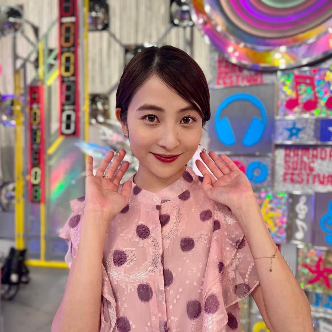 日比麻音子のインスタグラム：「オオカミ少年🐺  カラフルなセット、 カラフルな衣装✨  ピンクと紫のワンピースは おじゃすちゃんリスペクトです💖  #オオカミ少年 #金曜日」