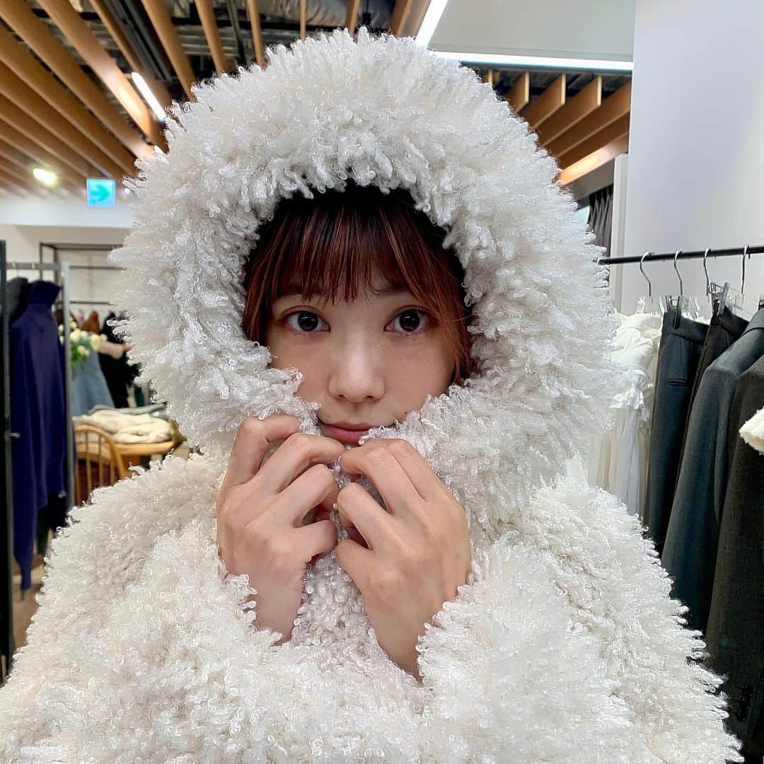 石川瑠利子のインスタグラム：「. 2023 AW EXHIBITION of  @charol___official  @mecre_official   可愛いお洋服が多すぎて ゆりえっぴーとたくさん試着してたとさ🤭🧡」