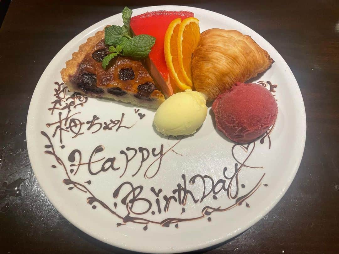 梅山茜さんのインスタグラム写真 - (梅山茜Instagram)「. ＊thank you 〜🎂＊ . 7月7日 七夕の今日、誕生日でした🎋 今年もたくさんの「おめでとう」を ありがとうございます🥺 そして素敵なお花の数々！ 去年もファンの方がバラ100本下さったけど なんと今年は101本だそう…🥀！ 人生で初めてだよ…！ 他にも胡蝶蘭や可愛いアレンジメント💐 たくさんのプレゼントも 本当に嬉しかったです！ ありがとうございます🙏🏻  今年はもっともっと愛溢れる1年になりますように！ レベルアップした梅山を どうぞよろしくお願いします🫶🏻 . #私の願いも叶いますように #織姫と彦星が会えますように #埋山じゃないよ#梅山だよ」7月7日 22時16分 - umeyama_akane