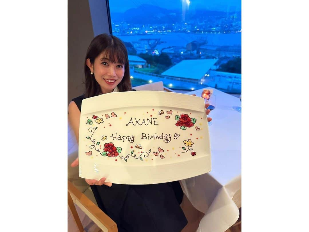 梅山茜さんのインスタグラム写真 - (梅山茜Instagram)「. ＊thank you 〜🎂＊ . 7月7日 七夕の今日、誕生日でした🎋 今年もたくさんの「おめでとう」を ありがとうございます🥺 そして素敵なお花の数々！ 去年もファンの方がバラ100本下さったけど なんと今年は101本だそう…🥀！ 人生で初めてだよ…！ 他にも胡蝶蘭や可愛いアレンジメント💐 たくさんのプレゼントも 本当に嬉しかったです！ ありがとうございます🙏🏻  今年はもっともっと愛溢れる1年になりますように！ レベルアップした梅山を どうぞよろしくお願いします🫶🏻 . #私の願いも叶いますように #織姫と彦星が会えますように #埋山じゃないよ#梅山だよ」7月7日 22時16分 - umeyama_akane