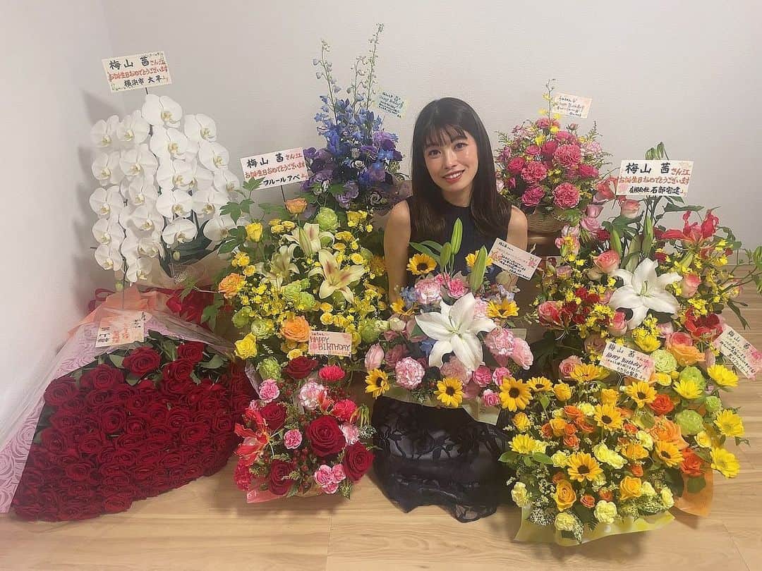 のインスタグラム：「. ＊thank you 〜🎂＊ . 7月7日 七夕の今日、誕生日でした🎋 今年もたくさんの「おめでとう」を ありがとうございます🥺 そして素敵なお花の数々！ 去年もファンの方がバラ100本下さったけど なんと今年は101本だそう…🥀！ 人生で初めてだよ…！ 他にも胡蝶蘭や可愛いアレンジメント💐 たくさんのプレゼントも 本当に嬉しかったです！ ありがとうございます🙏🏻  今年はもっともっと愛溢れる1年になりますように！ レベルアップした梅山を どうぞよろしくお願いします🫶🏻 . #私の願いも叶いますように #織姫と彦星が会えますように #埋山じゃないよ#梅山だよ」
