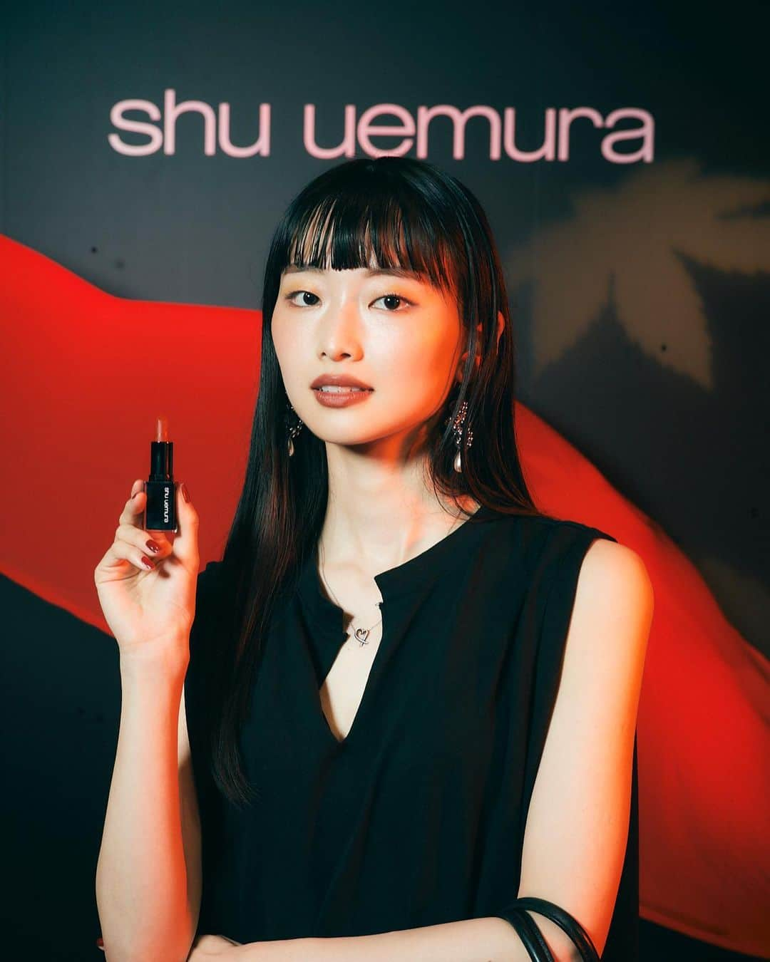 月山京香のインスタグラム：「. shuuemura early autumn collection🍁🍁 @shuuemura   ルージュ アンリミテッド キヌマットの発表イベントへ。 マットリップは乾燥しやすいのかなって思いがちだけど、椿オイルが配合されていて、しかも全然落ちないのがこのリップ。 全20色の色展開に合わせて素敵な空間を体験できました♡ 私はOR599番と合わせて @kimurajunichiro さんにメイクしていただきました🫶🏻  日本の秋と共にシュウの世界観をみんなも体験してみて😉  #シュウウエムラ #アーリーオータムコレクション #キヌマット #PR」