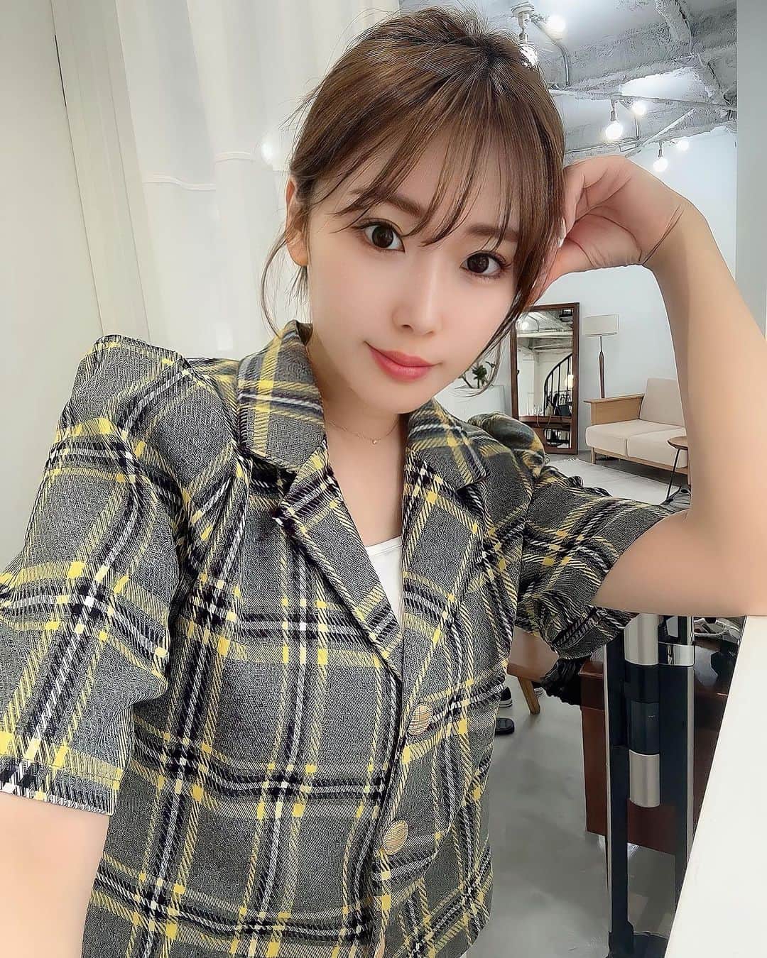 藤川沙弥のインスタグラム：「@qoo10.official  楽しみにしていたQoo10MEGA KIT🩵 話題の韓国コスメがたっぷりで豪華✨  特にDear.Aのグリッターアイシャドウが 大粒ラメで可愛すぎて😍💫 📽️で伝わるかな？✨ Anua 桃70%ナイアシンセラムは テクスチャーがとろっとろで桃の香りが🍑💕  あとnumberzinの美容液の白玉グルタチオンCも 日焼けが気になるいまのシーズンに使いたい☀️  7/1〜7/7(23:59)は 【メガポ】のタグがついてる対象商品購入で 購入金額の20%が還元されるよ！😍 お得すぎる期間に是非🥰✨  https://special.qoo10.jp/DynamicAD/5298/  #Qoo10MegaKit #Qoo10 #メガポ #PR #韓国コスメ」