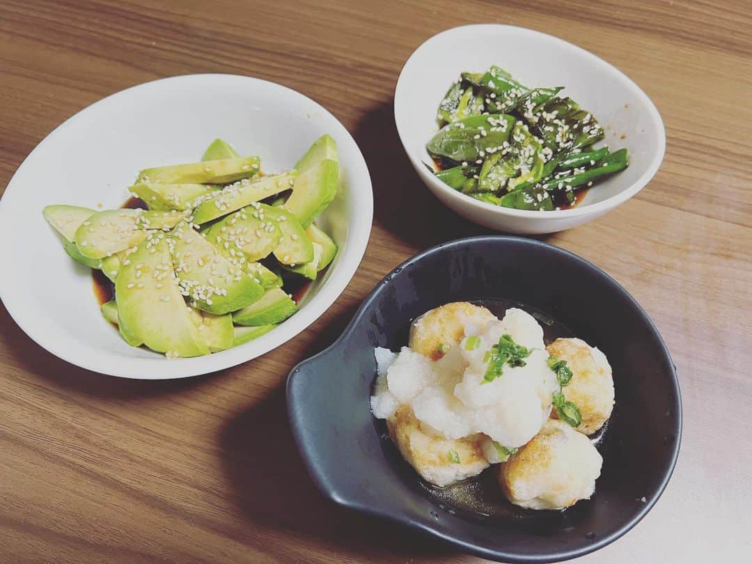 トラゾーのインスタグラム：「今日はトラゾーが料理を手作りしました お洒落には出来たし美味しかった( ｰ̀дｰ́)و  ☆お品書き やみつきアボカド ピーマンの炒め煮 揚げ出し里芋」