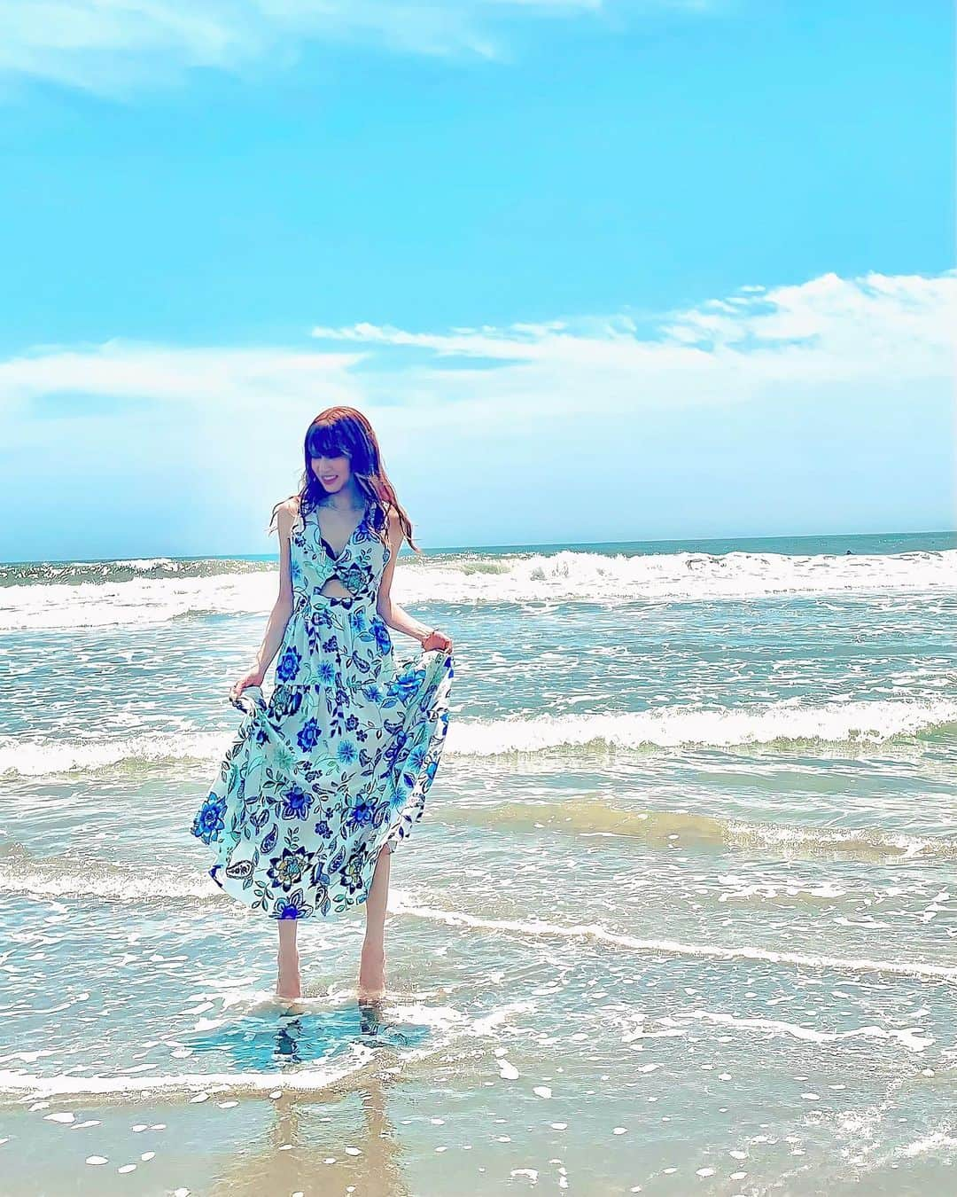 加賀美早紀さんのインスタグラム写真 - (加賀美早紀Instagram)「海苦手すぎて ここがギリ。笑 膝まで行ったら終わる😇  因みに @kanoaigarashi は居なかった🏄笑  #beach #海 #ootd #fashion #dress @zara」7月7日 22時22分 - kagami_saki