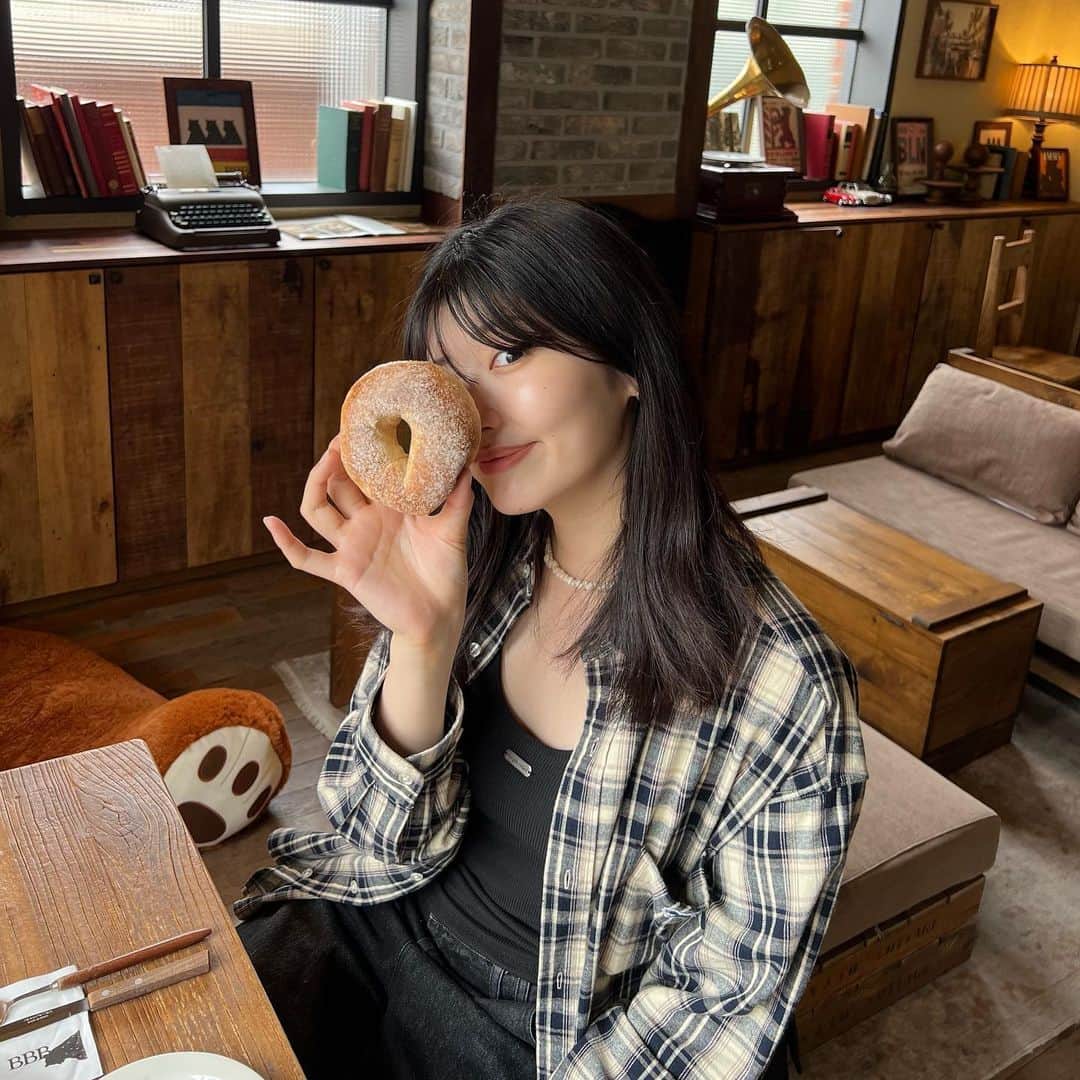 のインスタグラム：「韓国の可愛いカフェでばりばり日本語で話す私とお友でしたとさ🧸🥯🧺👭🏻🥬ㅎㅎㅎ #カタコトで話せなかった私たちのこと優しく理解しようとしてくれる店員さんに感謝です」