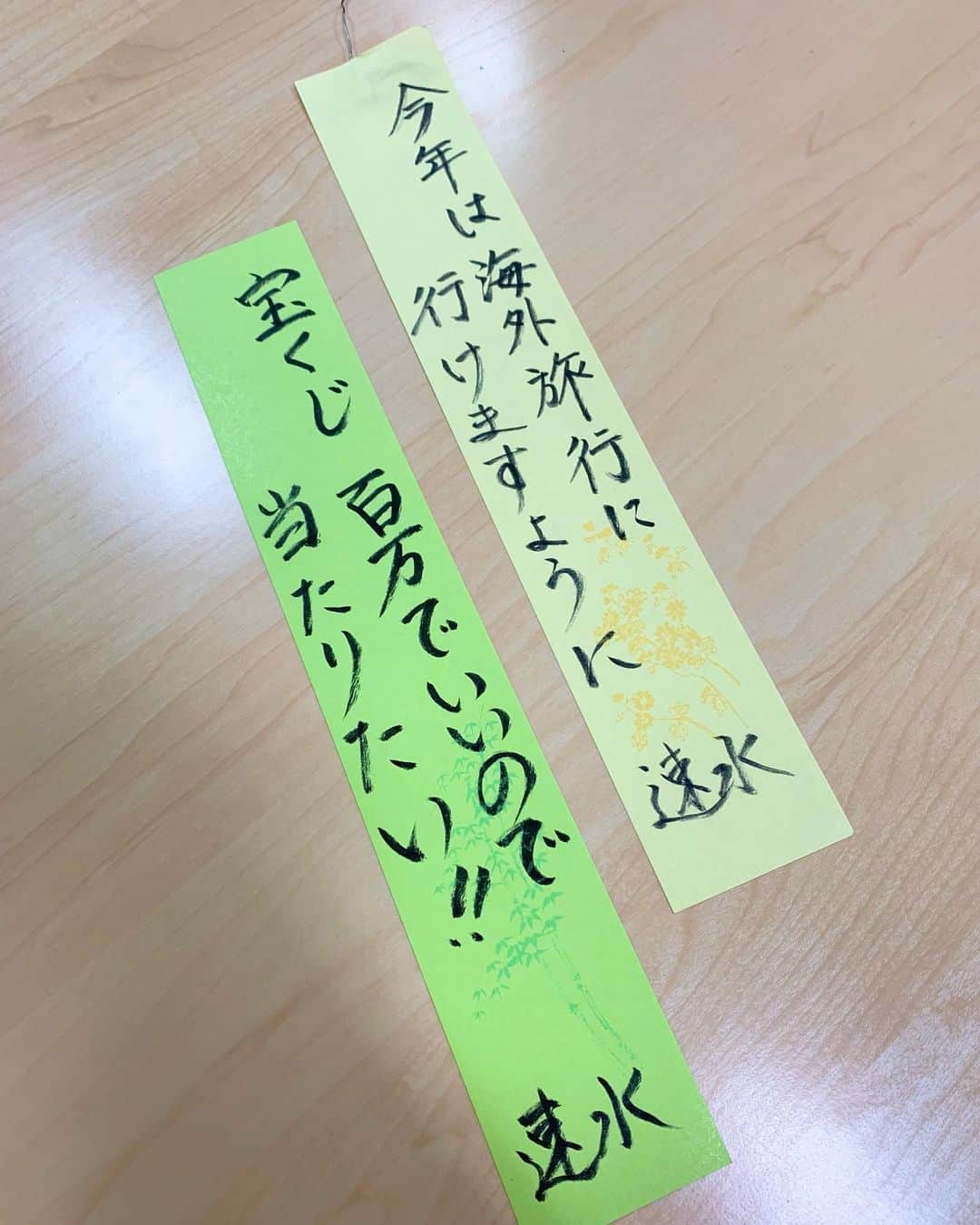 速水里彩さんのインスタグラム写真 - (速水里彩Instagram)「七夕🎋短冊に願いを...⭐️✨  2枚目を書いていたら、 横から上司に 「なんかさぁ、金額含め、リアルなのよ‼️🤣」 と言われました（笑）  欲まみれの短冊.....  #七夕 #短冊 #🎋 #⭐️」7月7日 22時26分 - hayami.risa
