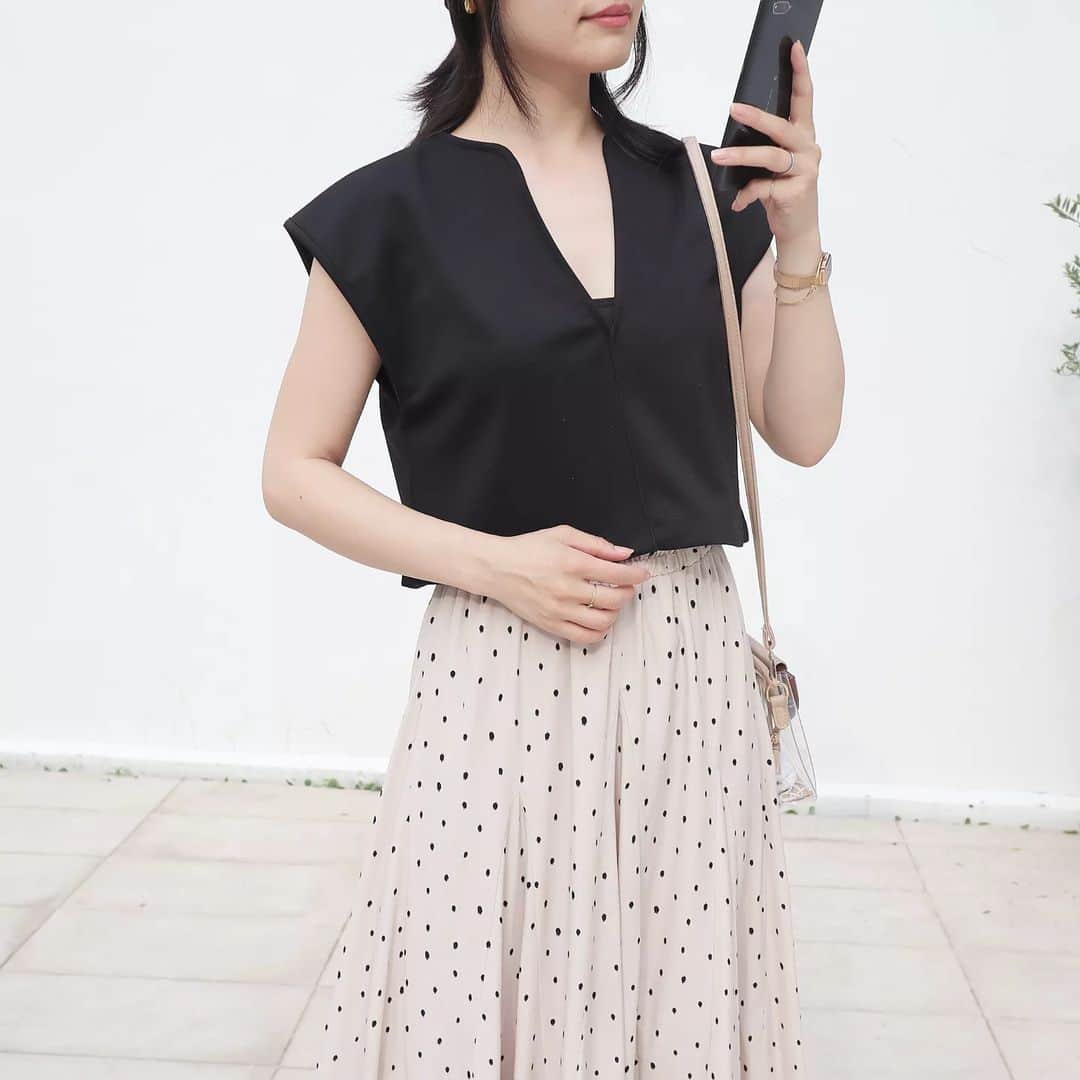 Eri Satoさんのインスタグラム写真 - (Eri SatoInstagram)「【black×beigeコーデ】 · tops: @aquagarage shoes: @randa_pic · @aquagarage の Vネックショート丈フレンチスリーブカットソー 深めのVネックがスッキリ見えて良い✨ ショート丈なのでパンツと合わせたらお腹チラリしそうな感じ！ いま流行ってるよね！ でもそんな勇気ないな！🥺笑 · · #aquagarage#アクアガレージ #高身長コーデ#ママコーデ#カジュアル #ファッション#コーディネート#プチプラ#プチプラコーデ#夏コーデ#スカートコーデ#mamagirl#locari#partegram#きれいめカジュアル#お洒落さんと繋がりたい」7月7日 22時27分 - satoeri626