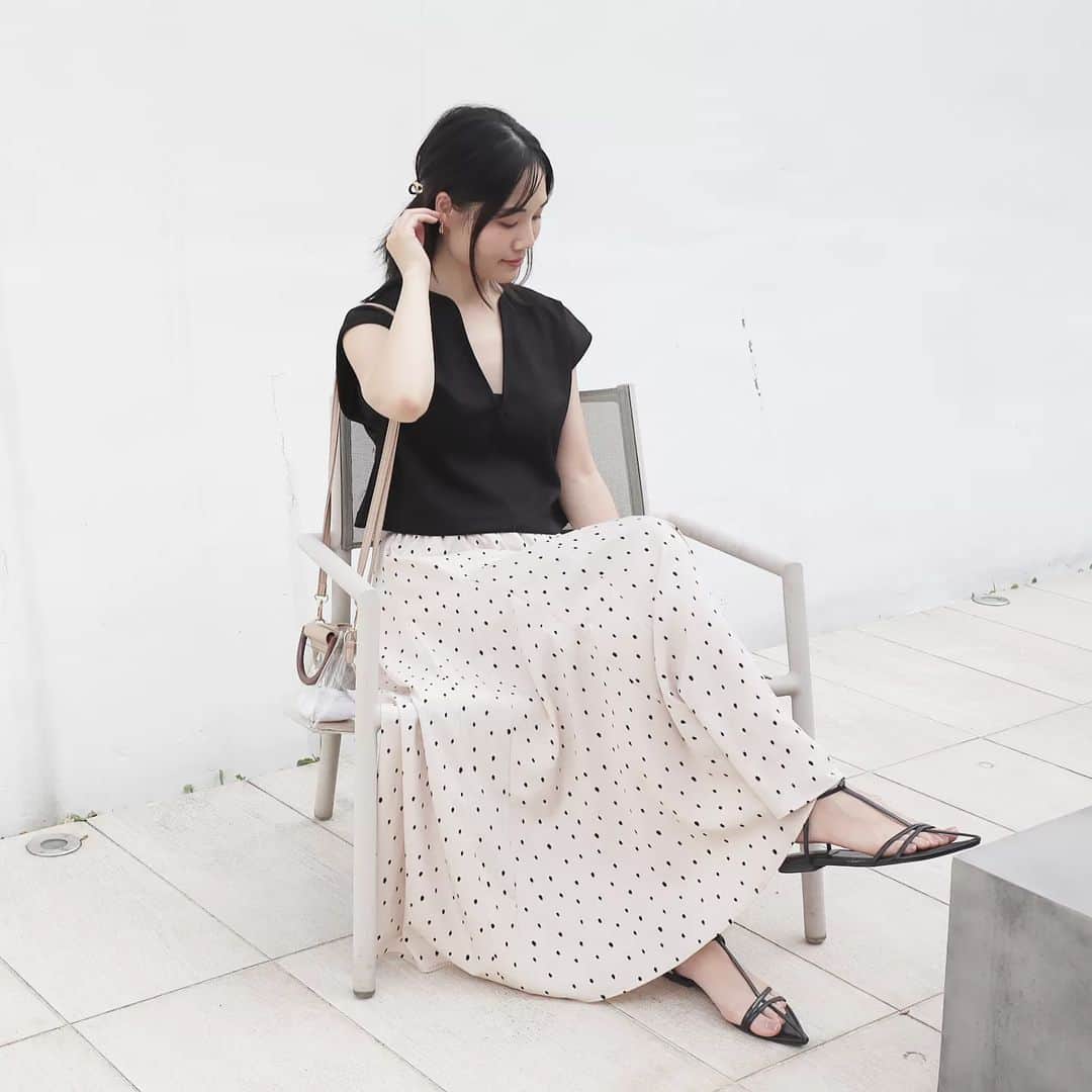 Eri Satoのインスタグラム：「【black×beigeコーデ】 · tops: @aquagarage shoes: @randa_pic · @aquagarage の Vネックショート丈フレンチスリーブカットソー 深めのVネックがスッキリ見えて良い✨ ショート丈なのでパンツと合わせたらお腹チラリしそうな感じ！ いま流行ってるよね！ でもそんな勇気ないな！🥺笑 · · #aquagarage#アクアガレージ #高身長コーデ#ママコーデ#カジュアル #ファッション#コーディネート#プチプラ#プチプラコーデ#夏コーデ#スカートコーデ#mamagirl#locari#partegram#きれいめカジュアル#お洒落さんと繋がりたい」