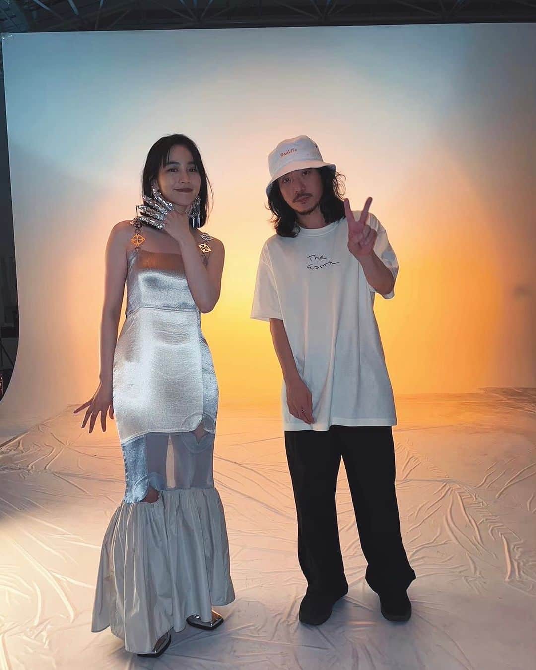 のん（能年玲奈）のインスタグラム：「PURSUE TOURまであと2日。  @yoshirotten さんと🌆 yoshirottenさんチームに PURSUEのビジュアル、昨日発表したグッズデザインも手掛けてもらいました。 すごく気に入ってるの。 最高だよね😼🔥  #のんPURSUE」