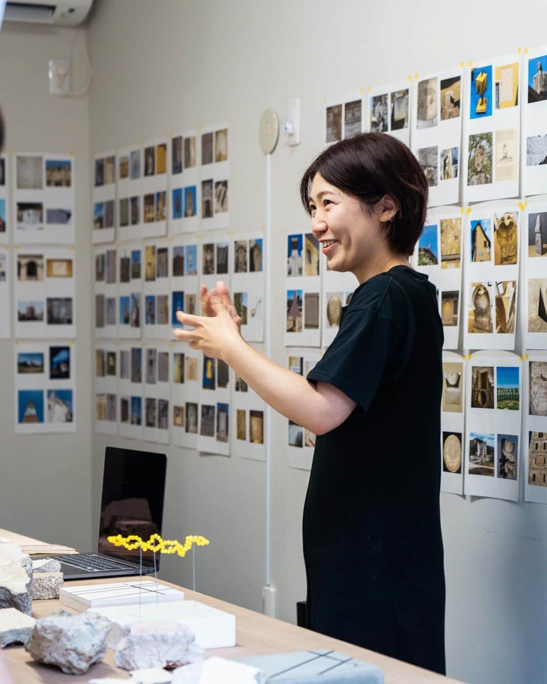 Promoting Tokyo Culture都庁文化振興部さんのインスタグラム写真 - (Promoting Tokyo Culture都庁文化振興部Instagram)「START Box Sasahatahatsu, a creative space utilising a vacant storefront in a metropolitan housing complex in the Sasazuka - Hatagaya area, opened in April. The project provides artists seeking a place to create with an easy-to-use space where new encounters can be made.  The first phase of the open atelier, which took place on June 25th, was attended by five talented artists showcasing their unique approaches. Their artworks provided a glimpse into the vibrant art scene in Tokyo.   Stay tuned for upcoming activities and unseen works by these talented individuals.  Artists in order of appearance: Kaho Hayakawa @kaho.hayakawa Yutaro Yamada @yutaro__yamada Haruka Yamada @haarukka.yamada Mai Yamamoto @glass_mai_ Yuki Oeda @oooooooedaaaaaa  -  渋谷区にある笹塚〜幡ヶ谷エリアの都営住宅の空き店舗を活用した創作活動スペース「START Box ササハタハツ」が、今年4月にオープンしました。 このプロジェクトでは、創作場所を求めるアーティストを対象に、利用しやすく新たな出会いや交流も生まれるような場を提供されています。  6月25日に行われた第一期のオープンアトリエには、様々なアプローチで創作をする5名のアーティストが参加。 作品や創作風景を通して、東京のアートの今を間近に感じられる機会となっていました。  アーティストの皆さんの今後の活躍とまだ見ぬ作品の数々に、ぜひご期待ください。  【活動アーティスト】※写真掲載順 ※敬称略 早川 佳歩　　　@kaho.hayakawa 山田 悠太郎　　@yutaro__yamada 山田 悠　　　　@haarukka.yamada 山本 麻以　　　@glass_mai_ おおえだ ゆき　@oooooooedaaaaaaa  #tokyoartsandculture  #artspace#artistinresidence  #shibuya #STARTBoxササハタハツ #ササハタハツ #渋谷 #artoftheday #fineart #artstagram #artlover #fineartphotography #art_of_japan_ #artjournal #artworld #arthistory #finearts #artworkoftheday #artandculture #artsandculture #artculture #loveofart #artexperience #culturalexperience #artlovefeed #cultureofcreatives #creativeart #exhibitionview #artexhibition #exhibitions」7月7日 22時28分 - tokyoartsandculture
