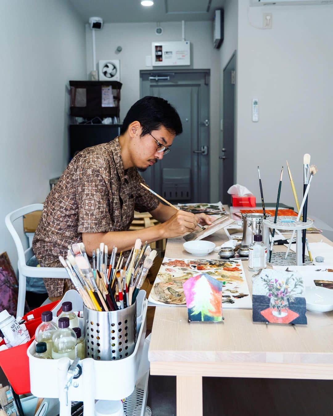 Promoting Tokyo Culture都庁文化振興部さんのインスタグラム写真 - (Promoting Tokyo Culture都庁文化振興部Instagram)「START Box Sasahatahatsu, a creative space utilising a vacant storefront in a metropolitan housing complex in the Sasazuka - Hatagaya area, opened in April. The project provides artists seeking a place to create with an easy-to-use space where new encounters can be made.  The first phase of the open atelier, which took place on June 25th, was attended by five talented artists showcasing their unique approaches. Their artworks provided a glimpse into the vibrant art scene in Tokyo.   Stay tuned for upcoming activities and unseen works by these talented individuals.  Artists in order of appearance: Kaho Hayakawa @kaho.hayakawa Yutaro Yamada @yutaro__yamada Haruka Yamada @haarukka.yamada Mai Yamamoto @glass_mai_ Yuki Oeda @oooooooedaaaaaa  -  渋谷区にある笹塚〜幡ヶ谷エリアの都営住宅の空き店舗を活用した創作活動スペース「START Box ササハタハツ」が、今年4月にオープンしました。 このプロジェクトでは、創作場所を求めるアーティストを対象に、利用しやすく新たな出会いや交流も生まれるような場を提供されています。  6月25日に行われた第一期のオープンアトリエには、様々なアプローチで創作をする5名のアーティストが参加。 作品や創作風景を通して、東京のアートの今を間近に感じられる機会となっていました。  アーティストの皆さんの今後の活躍とまだ見ぬ作品の数々に、ぜひご期待ください。  【活動アーティスト】※写真掲載順 ※敬称略 早川 佳歩　　　@kaho.hayakawa 山田 悠太郎　　@yutaro__yamada 山田 悠　　　　@haarukka.yamada 山本 麻以　　　@glass_mai_ おおえだ ゆき　@oooooooedaaaaaaa  #tokyoartsandculture  #artspace#artistinresidence  #shibuya #STARTBoxササハタハツ #ササハタハツ #渋谷 #artoftheday #fineart #artstagram #artlover #fineartphotography #art_of_japan_ #artjournal #artworld #arthistory #finearts #artworkoftheday #artandculture #artsandculture #artculture #loveofart #artexperience #culturalexperience #artlovefeed #cultureofcreatives #creativeart #exhibitionview #artexhibition #exhibitions」7月7日 22時28分 - tokyoartsandculture