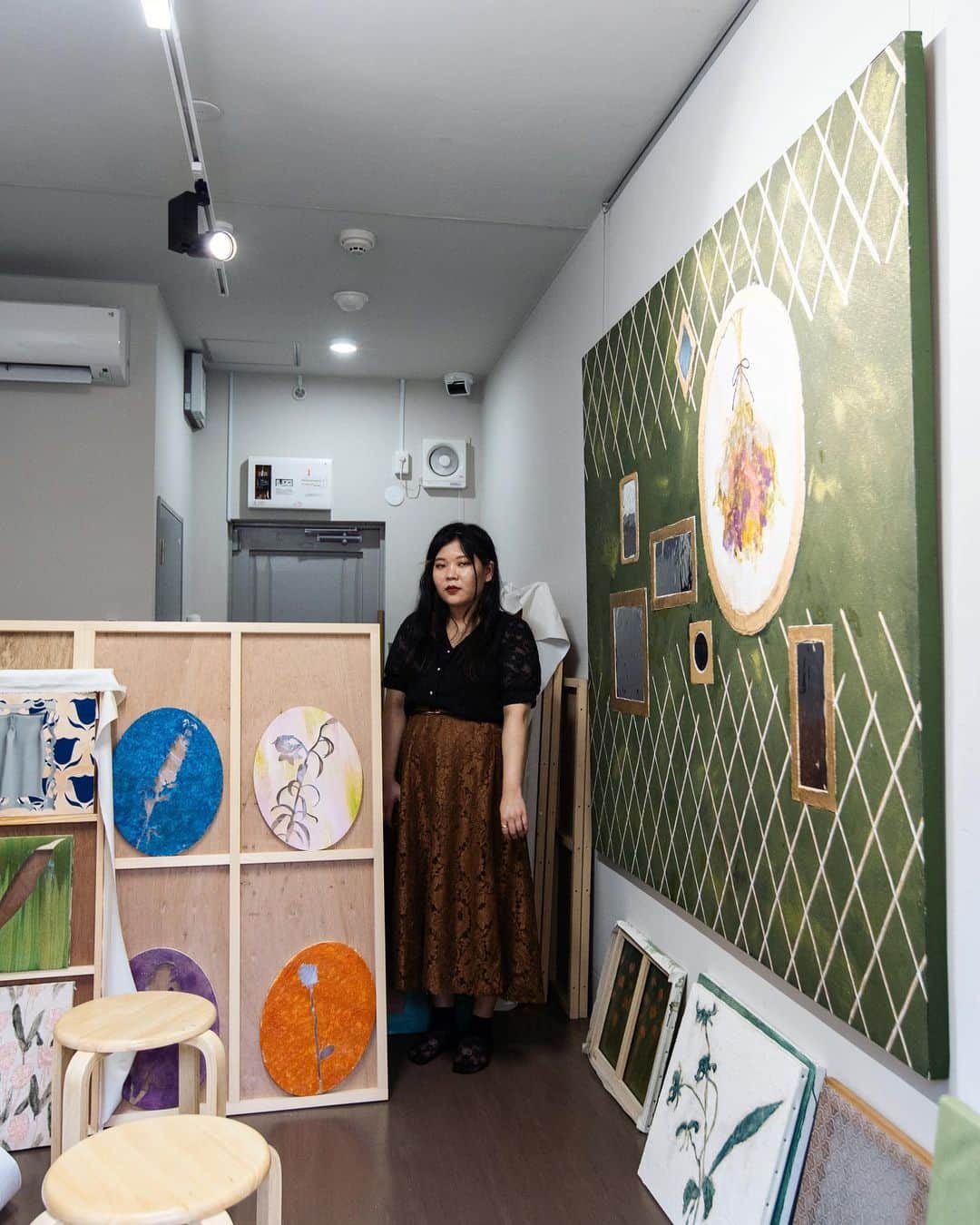 Promoting Tokyo Culture都庁文化振興部さんのインスタグラム写真 - (Promoting Tokyo Culture都庁文化振興部Instagram)「START Box Sasahatahatsu, a creative space utilising a vacant storefront in a metropolitan housing complex in the Sasazuka - Hatagaya area, opened in April. The project provides artists seeking a place to create with an easy-to-use space where new encounters can be made.  The first phase of the open atelier, which took place on June 25th, was attended by five talented artists showcasing their unique approaches. Their artworks provided a glimpse into the vibrant art scene in Tokyo.   Stay tuned for upcoming activities and unseen works by these talented individuals.  Artists in order of appearance: Kaho Hayakawa @kaho.hayakawa Yutaro Yamada @yutaro__yamada Haruka Yamada @haarukka.yamada Mai Yamamoto @glass_mai_ Yuki Oeda @oooooooedaaaaaa  -  渋谷区にある笹塚〜幡ヶ谷エリアの都営住宅の空き店舗を活用した創作活動スペース「START Box ササハタハツ」が、今年4月にオープンしました。 このプロジェクトでは、創作場所を求めるアーティストを対象に、利用しやすく新たな出会いや交流も生まれるような場を提供されています。  6月25日に行われた第一期のオープンアトリエには、様々なアプローチで創作をする5名のアーティストが参加。 作品や創作風景を通して、東京のアートの今を間近に感じられる機会となっていました。  アーティストの皆さんの今後の活躍とまだ見ぬ作品の数々に、ぜひご期待ください。  【活動アーティスト】※写真掲載順 ※敬称略 早川 佳歩　　　@kaho.hayakawa 山田 悠太郎　　@yutaro__yamada 山田 悠　　　　@haarukka.yamada 山本 麻以　　　@glass_mai_ おおえだ ゆき　@oooooooedaaaaaaa  #tokyoartsandculture  #artspace#artistinresidence  #shibuya #STARTBoxササハタハツ #ササハタハツ #渋谷 #artoftheday #fineart #artstagram #artlover #fineartphotography #art_of_japan_ #artjournal #artworld #arthistory #finearts #artworkoftheday #artandculture #artsandculture #artculture #loveofart #artexperience #culturalexperience #artlovefeed #cultureofcreatives #creativeart #exhibitionview #artexhibition #exhibitions」7月7日 22時28分 - tokyoartsandculture