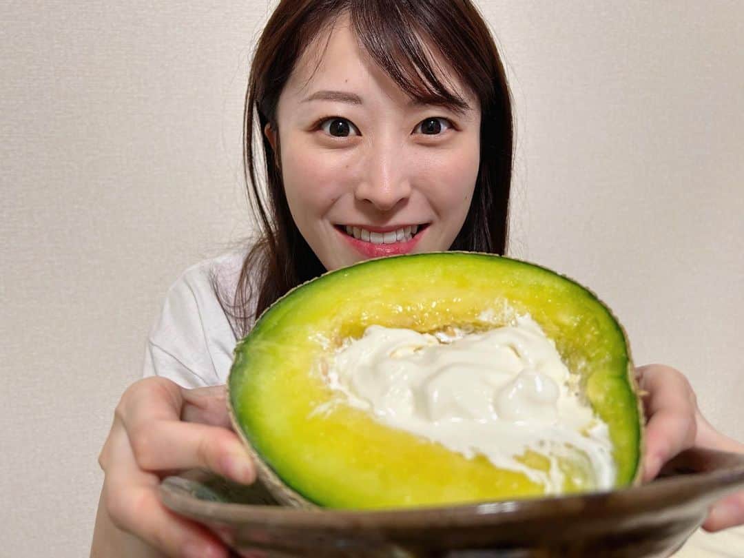 のインスタグラム：「暑い一日、お疲れさまでした🫠  この一週間ずっと楽しみにしていた🍈 最高に甘くて美味しかった〜！  #アイスもすぐ溶ける暑さ #皆さまもご自愛ください🌿  #メロン #ソフトクリーム #贅沢 #ご褒美スイーツ」
