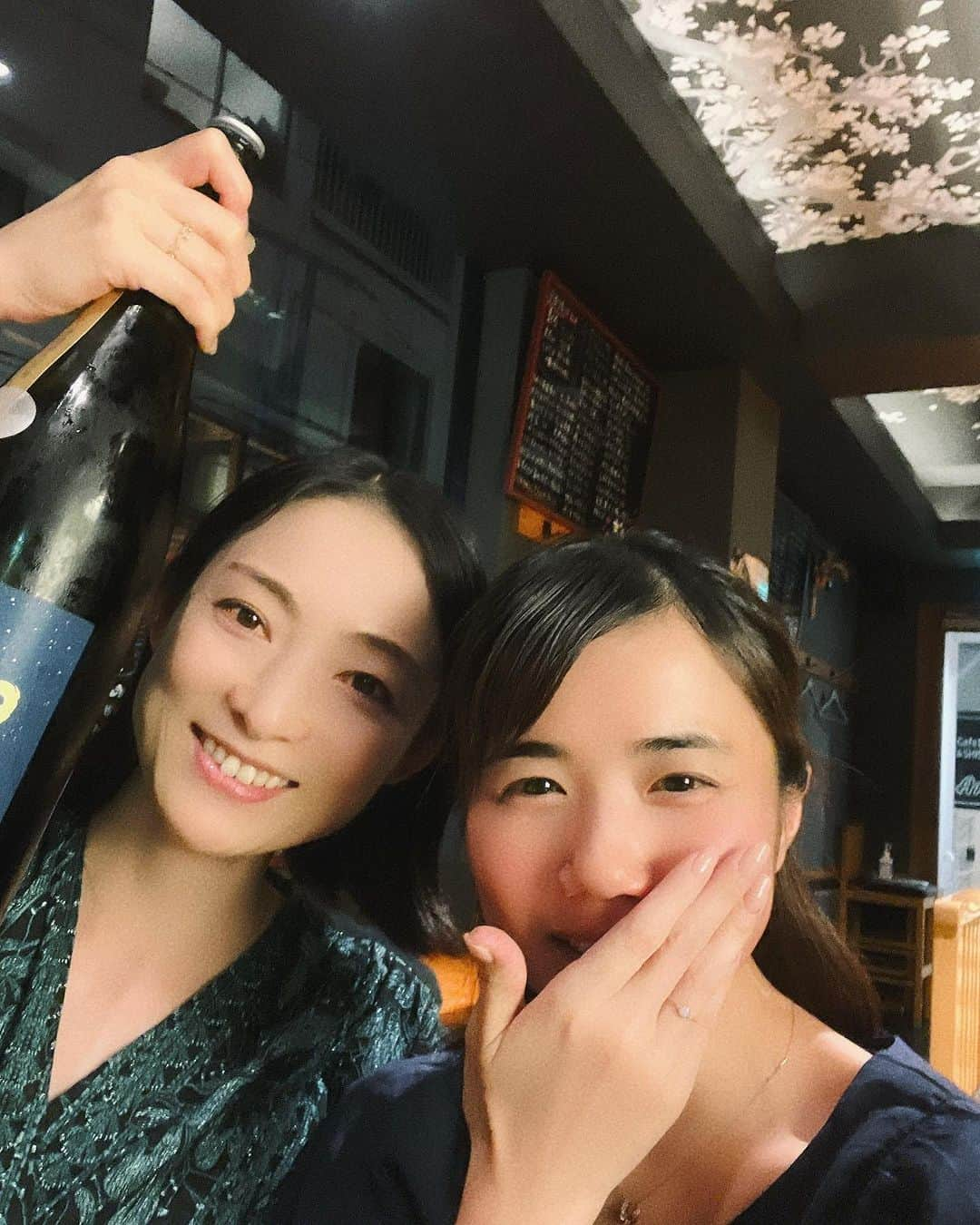 辻香織さんのインスタグラム写真 - (辻香織Instagram)「最近の楽しかったこと  松本英子ちゃんと　@matsumoto__eiko  久しぶりに飲みました。  日本酒が似合う秋田美人。 サバサバしてて 相変わらずカッコいい！  保護犬リーノが、 トリミングでやっと お座りして写真が撮れるように！  たまには、 思いっきり友達と好きなもの食べたい。 肉厚ハンバーガー🍔  ニューシングルレコーディング。  歌録音は、 いつも自分との戦い。  終わったあと、 今回のレコーディングで ギターを弾いてくださった谷口崇さんが 遊びに来てくれました。 なぜか大笑いの写真。  谷口さんとは、 7/16(日)桜新町NEIGHBORで カオリバーをやります。  みなさま、お気軽に 遊びに来てくださいね。  #笑うって幸せ  #松本英子  #レコーディング  #谷口崇  #桜新町neighbor  #カオリバー」7月7日 22時29分 - tsujicaoli